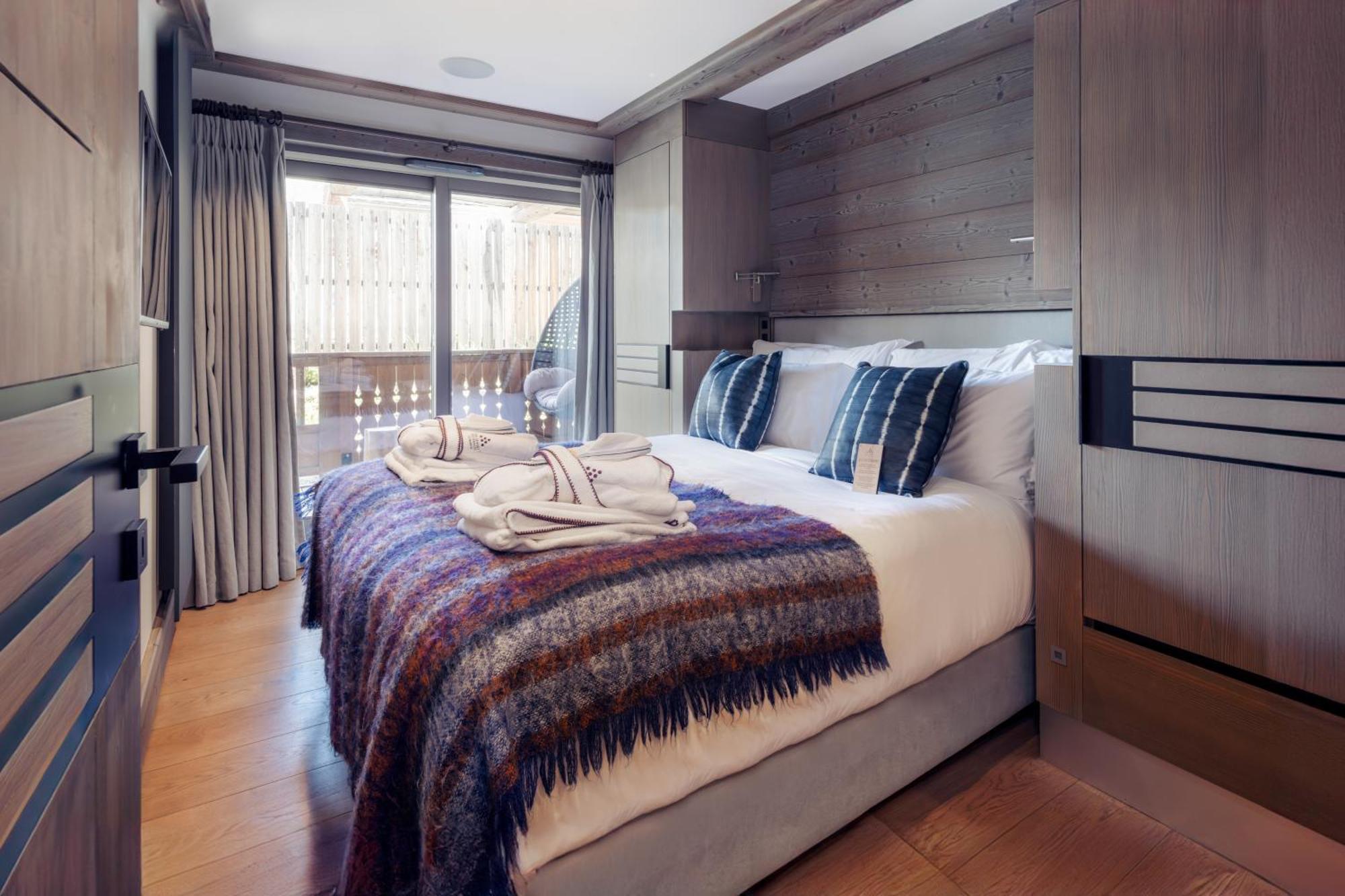THREE-BEDROOM DELUXE FAMILY APARTMENT