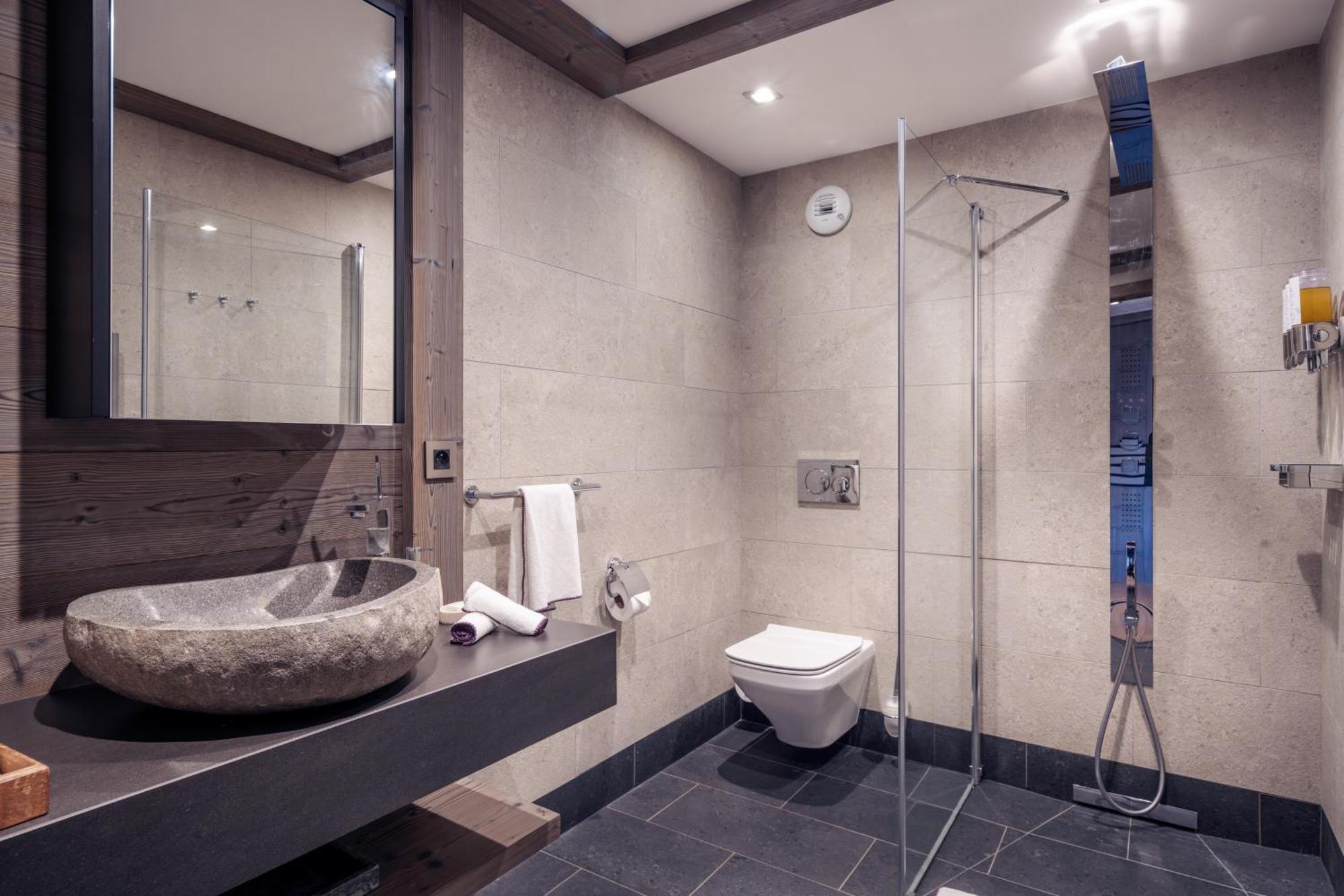 THREE-BEDROOM DELUXE FAMILY APARTMENT
