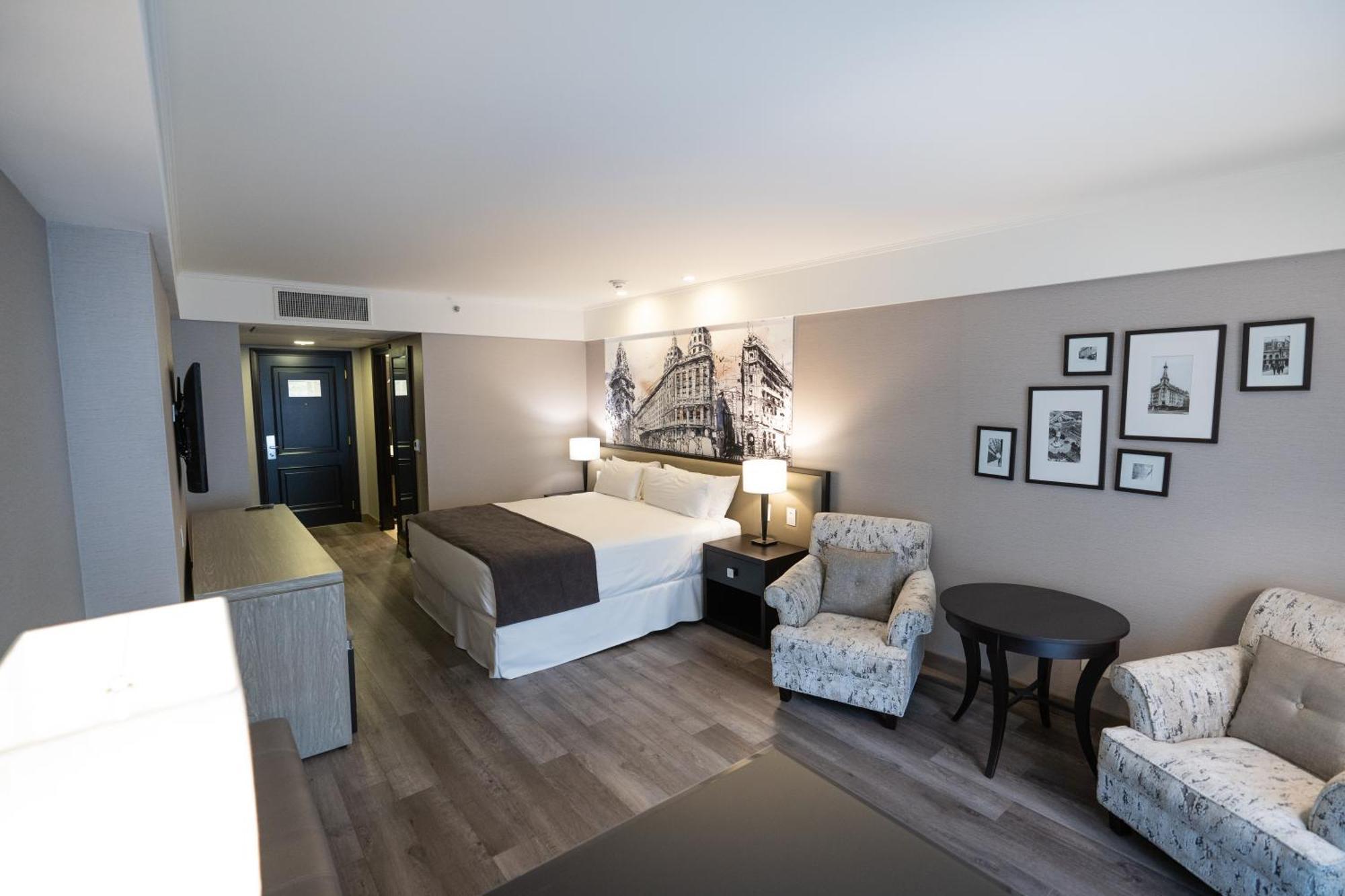 Habitación con cama extragrande.