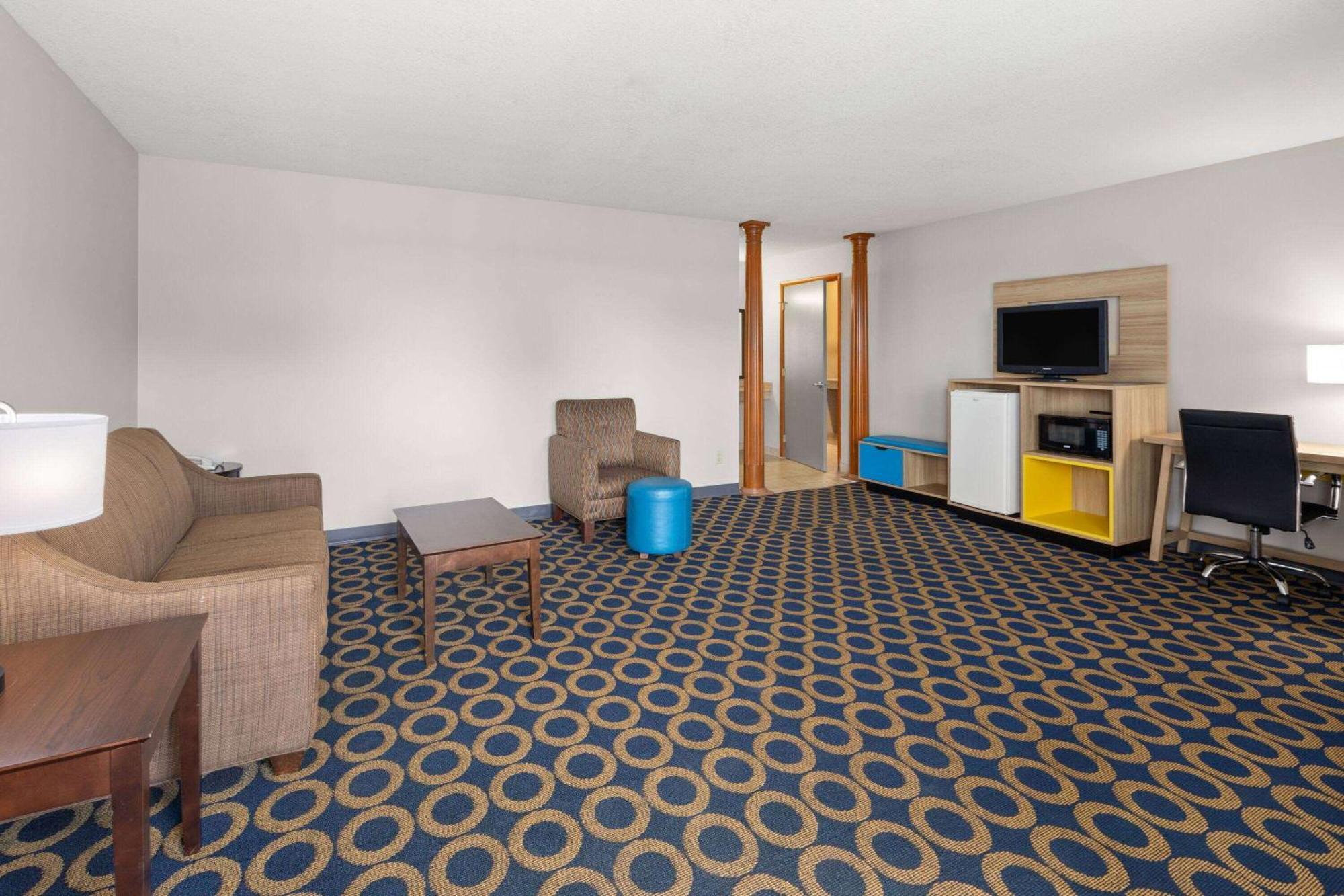 One-Bedroom King Suite - Accessible/Non-Smoking