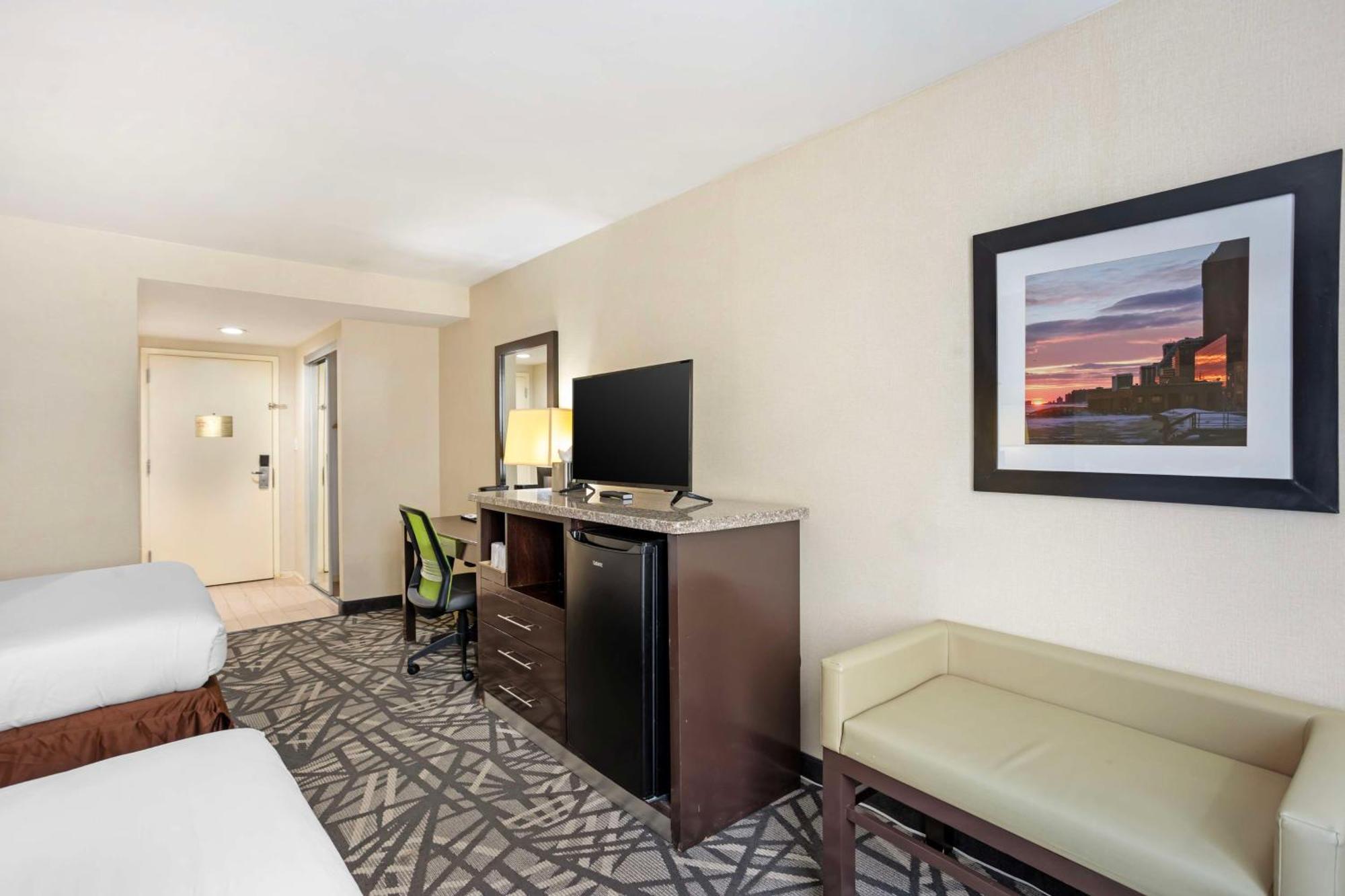 Double Room with Two Double Beds and Bath Tub - Mobility Access