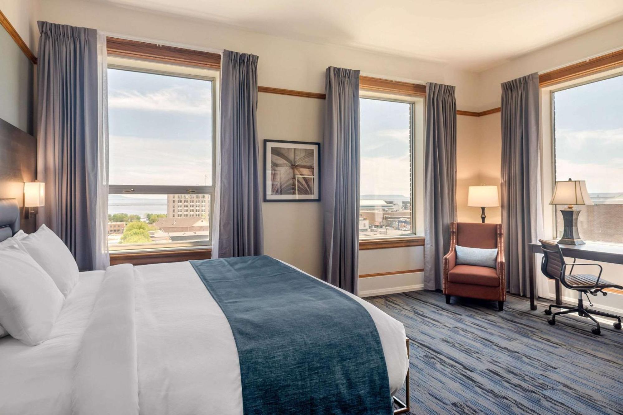 Superior King Room with Partial View - Non-Smoking