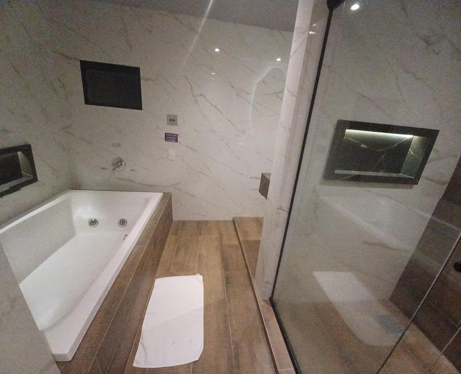 Deluxe Suite Spa Bath