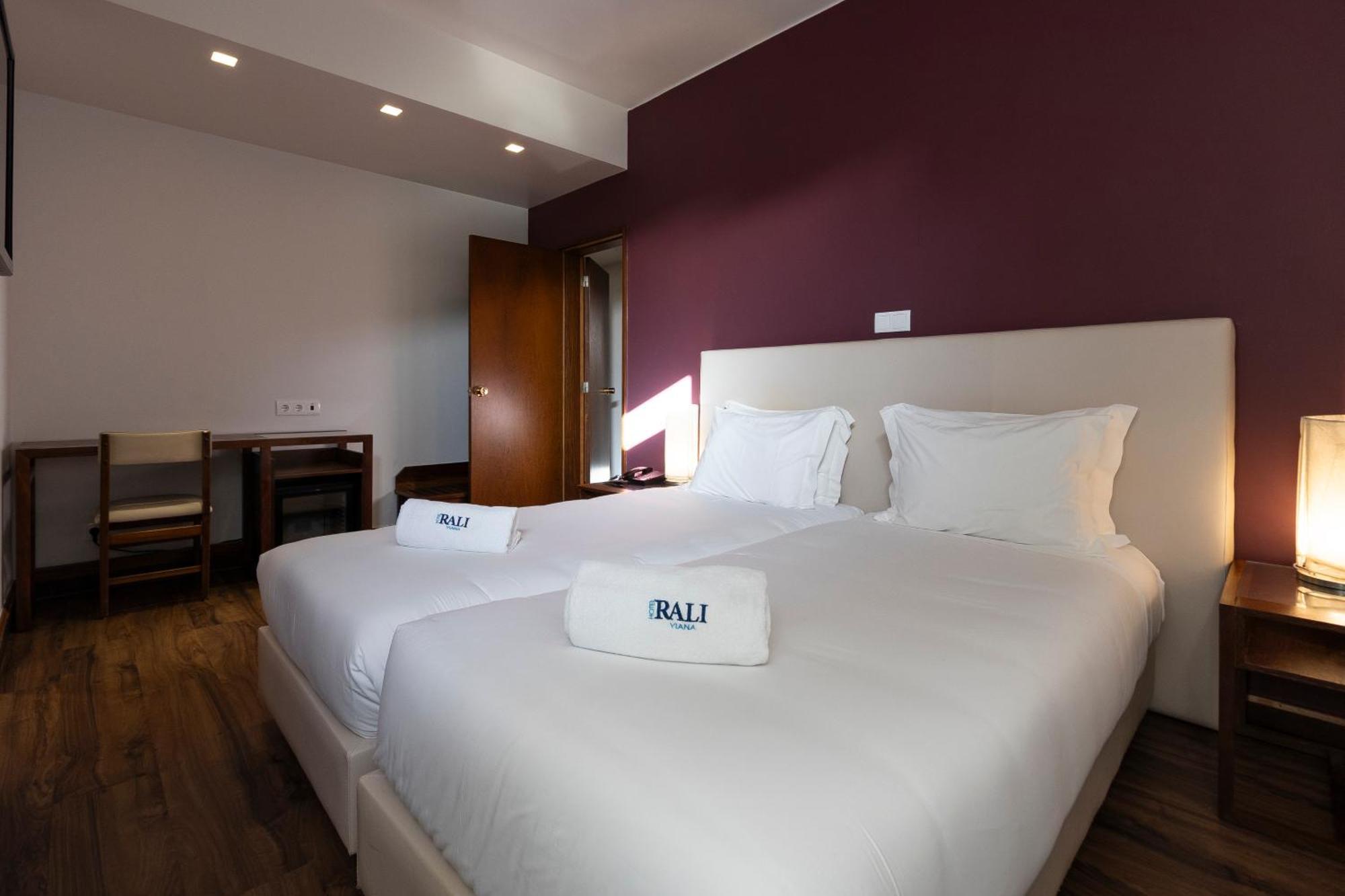 Quarto Clássico com 2 Camas de Solteiro