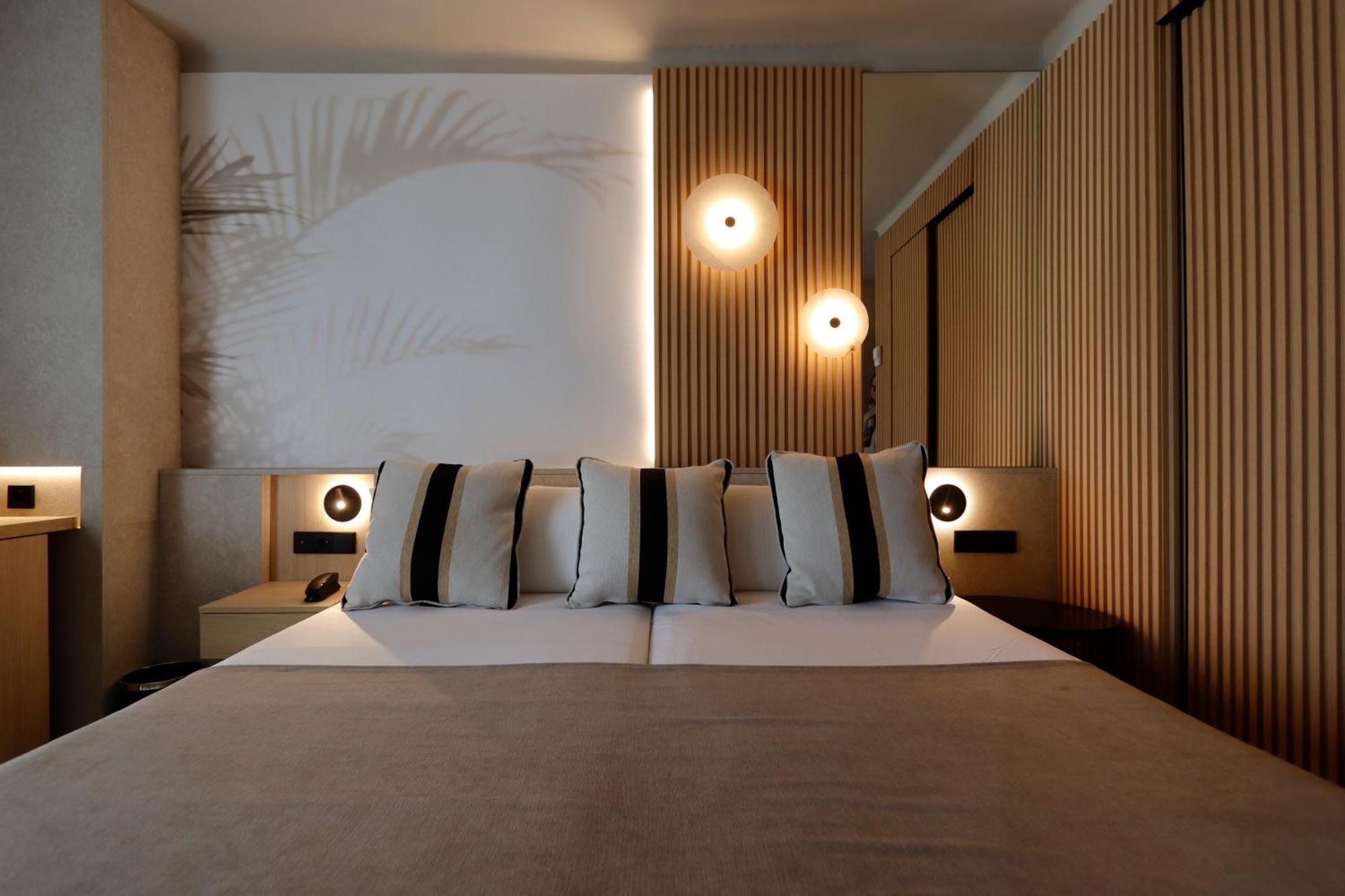 Chambre Double - Vue Latérale sur Mer