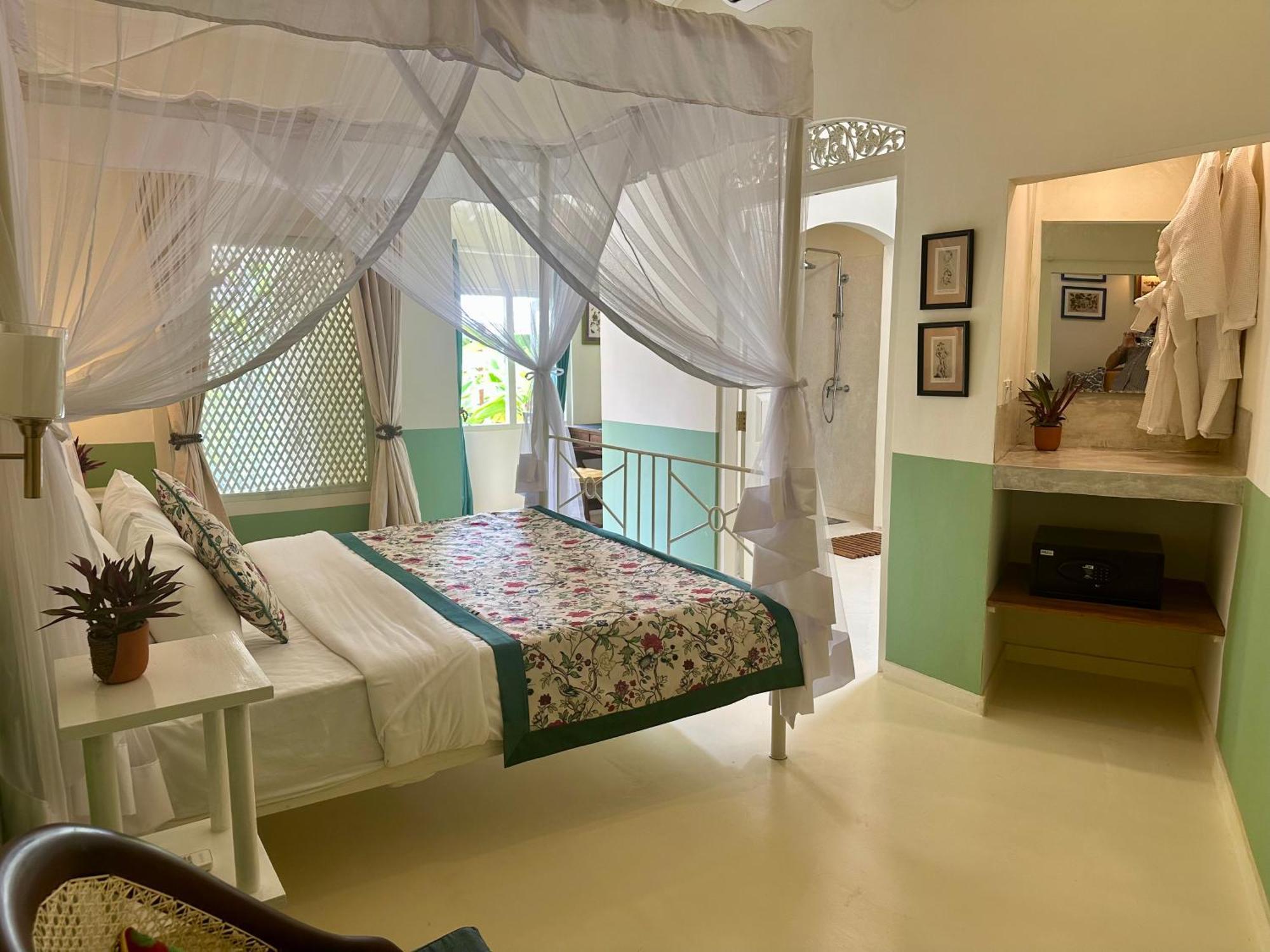 Zimmer mit Queensize-Bett und Gartenblick