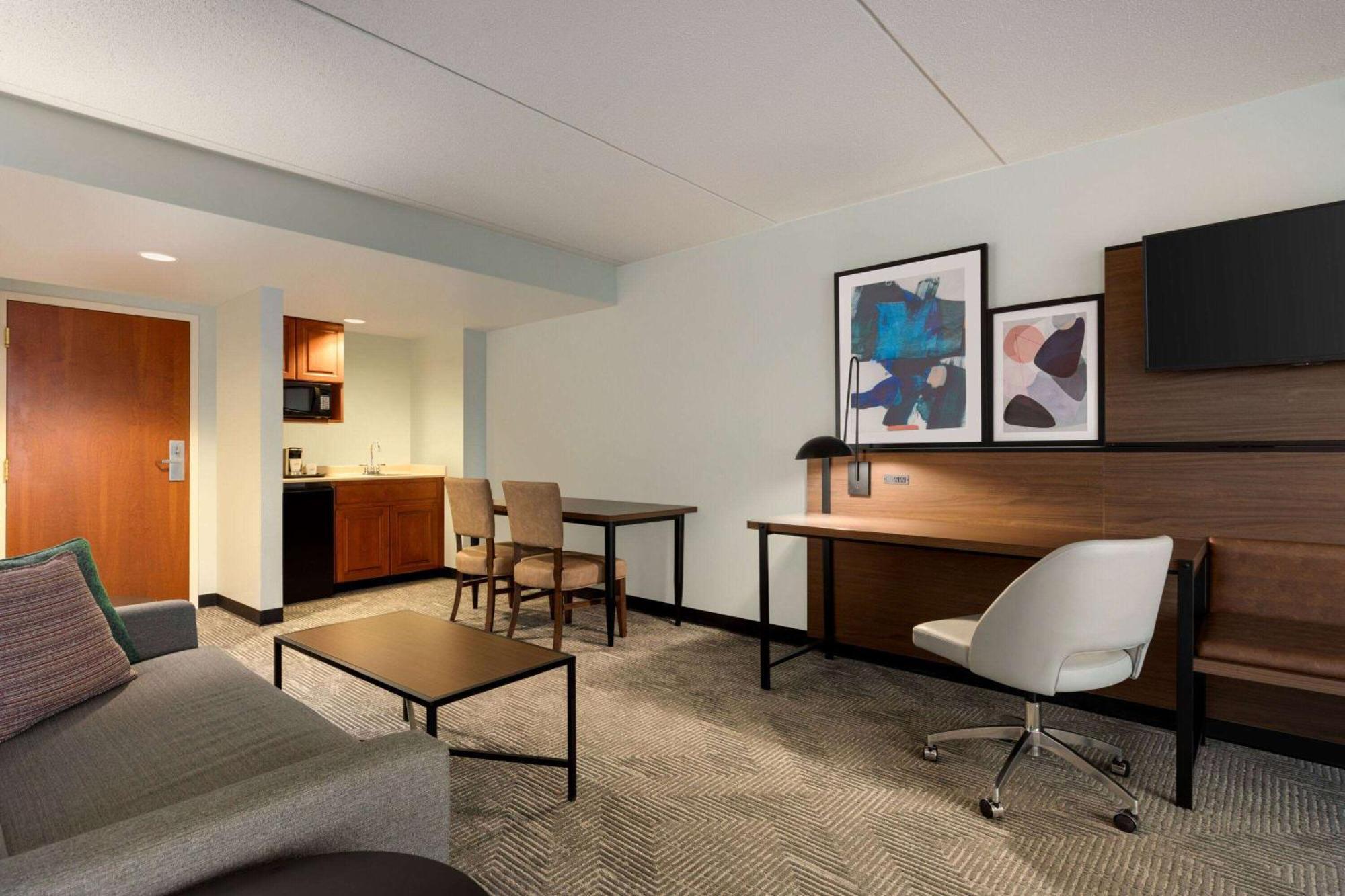 Studio Suite One King Bed No Pets or Non-Smoking