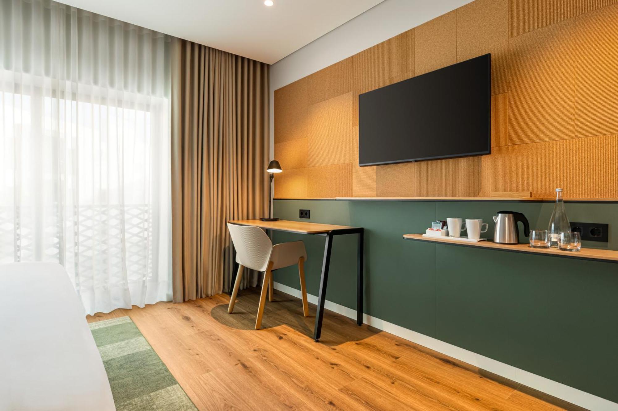 Quarto Queen Premium com Sofá-cama e Varanda