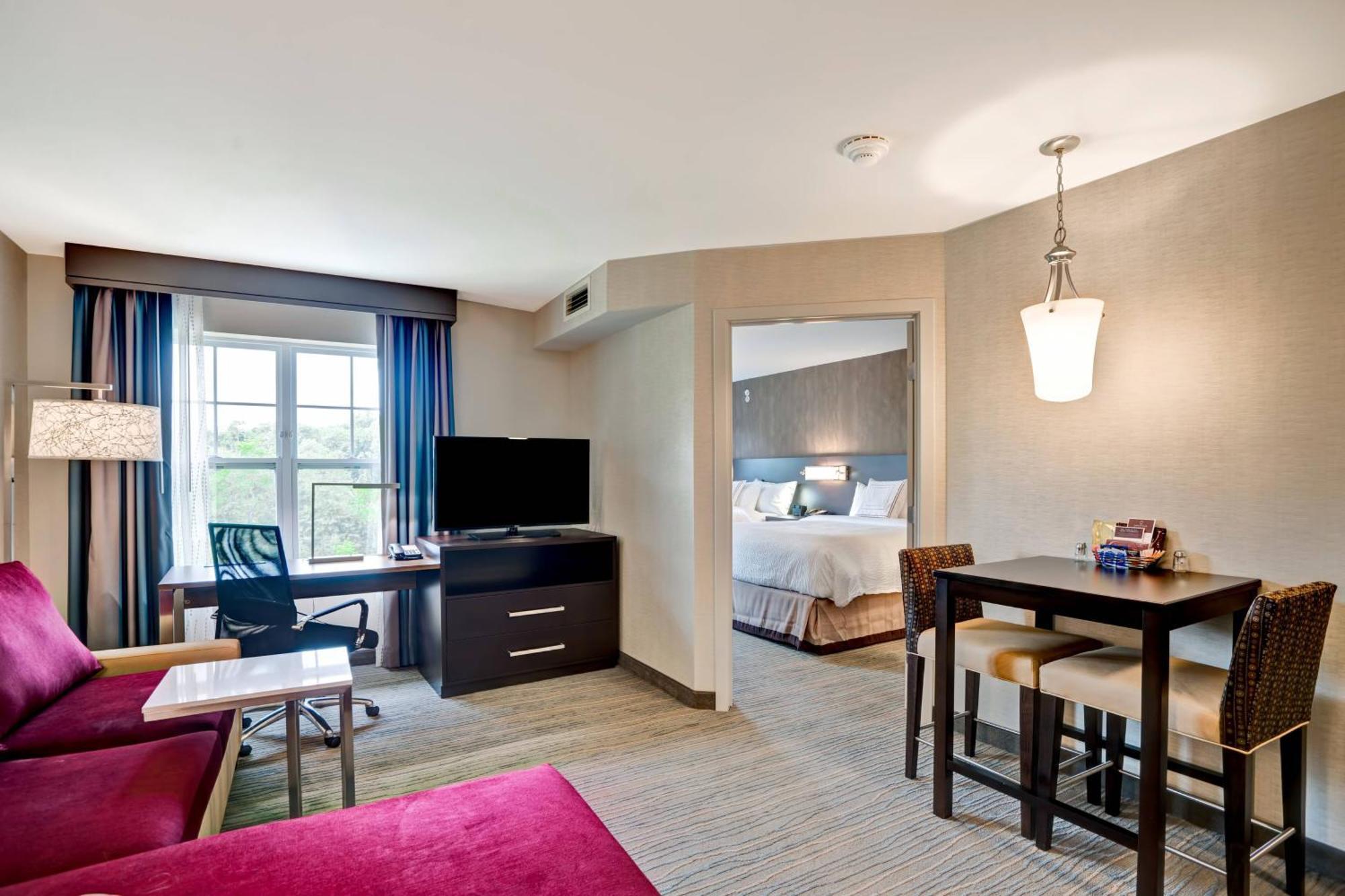 One-Bedroom Queen Suite