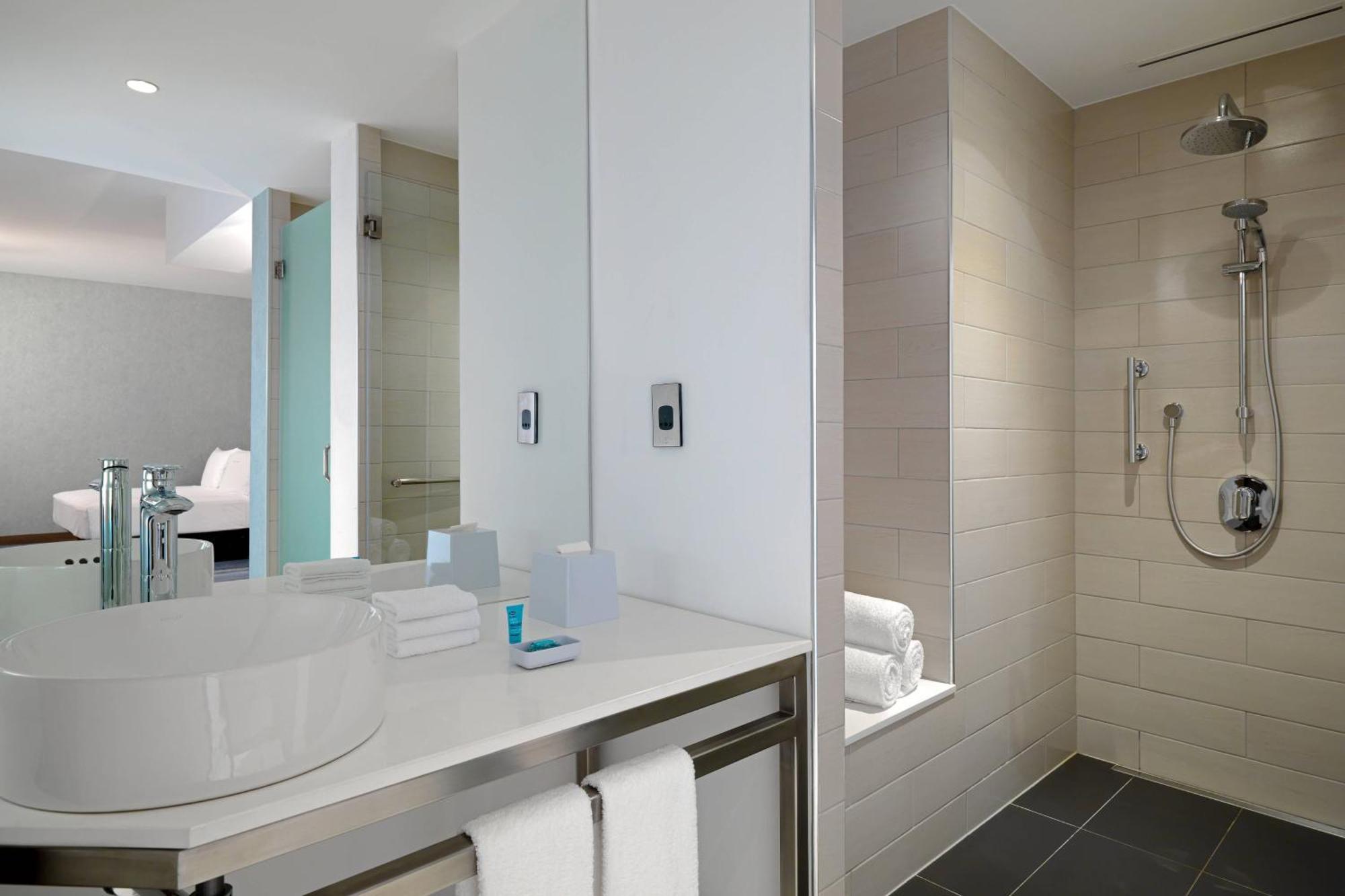 Aloft Twin Room including 20% off F&B, Spa & Abra Boat Tour Discount