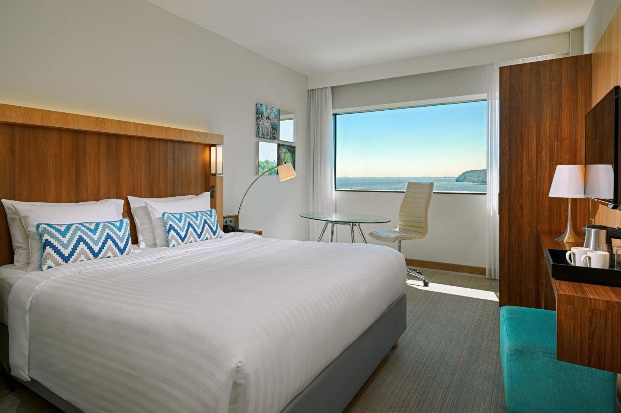 Guest room, 1 King, Partial sea view,1644438063:JPEG