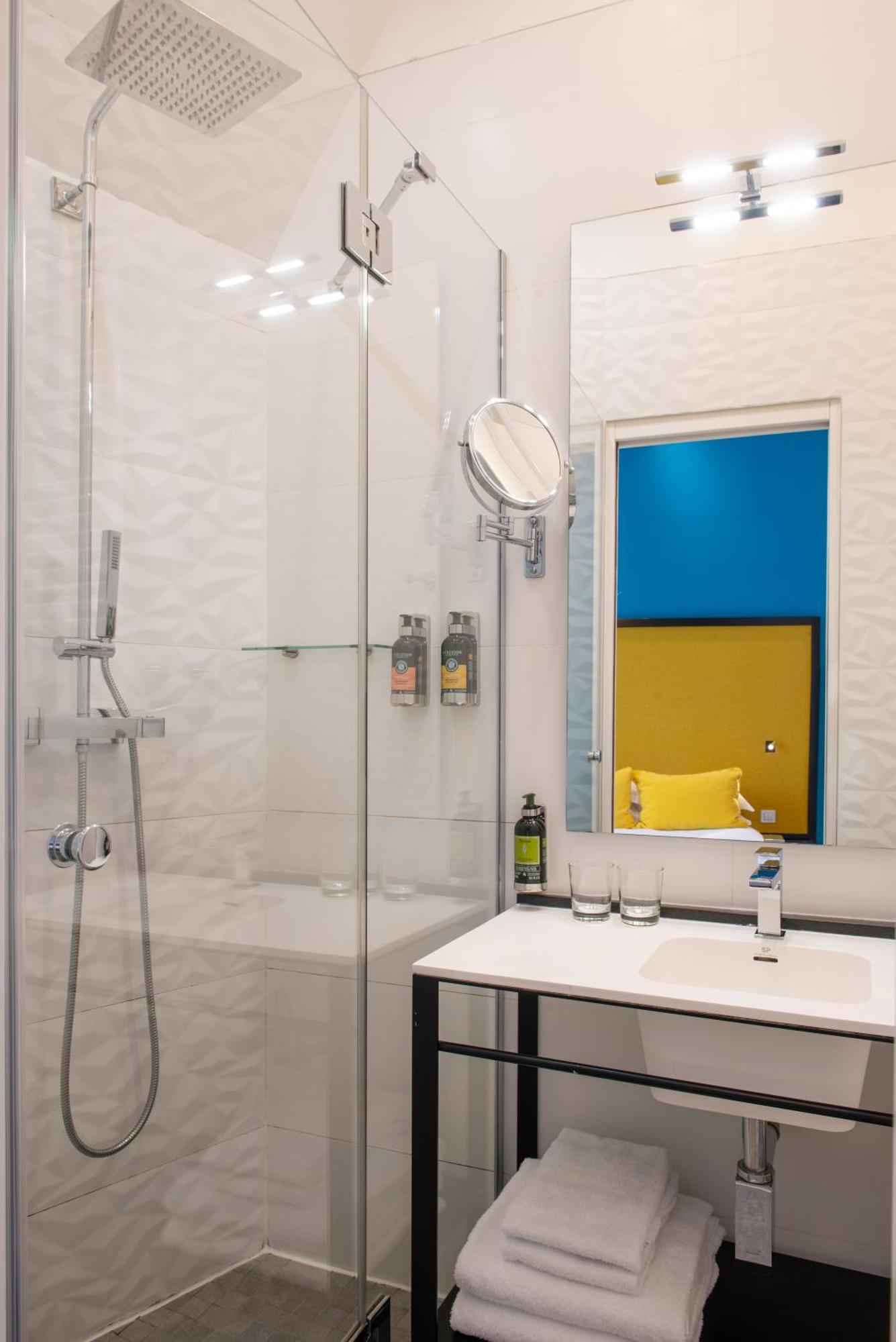 2 Adjacent Double Rooms Family Suite