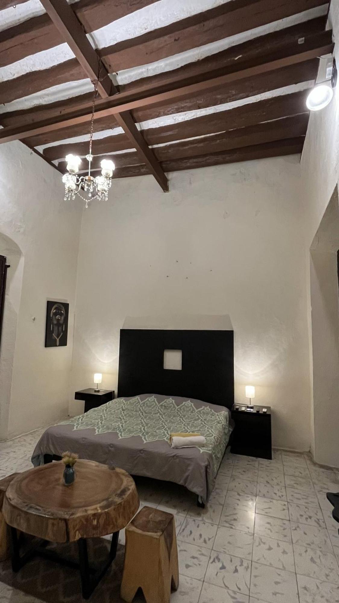 Zimmer mit Kingsize-Bett und Balkon