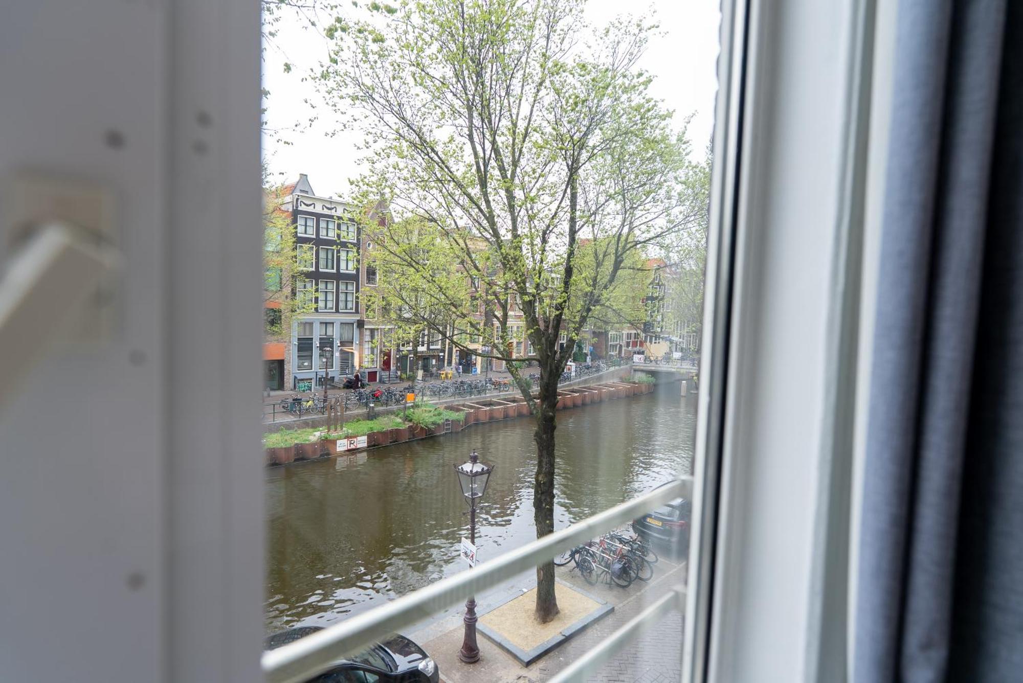 Twin Canal View Private Bathroom