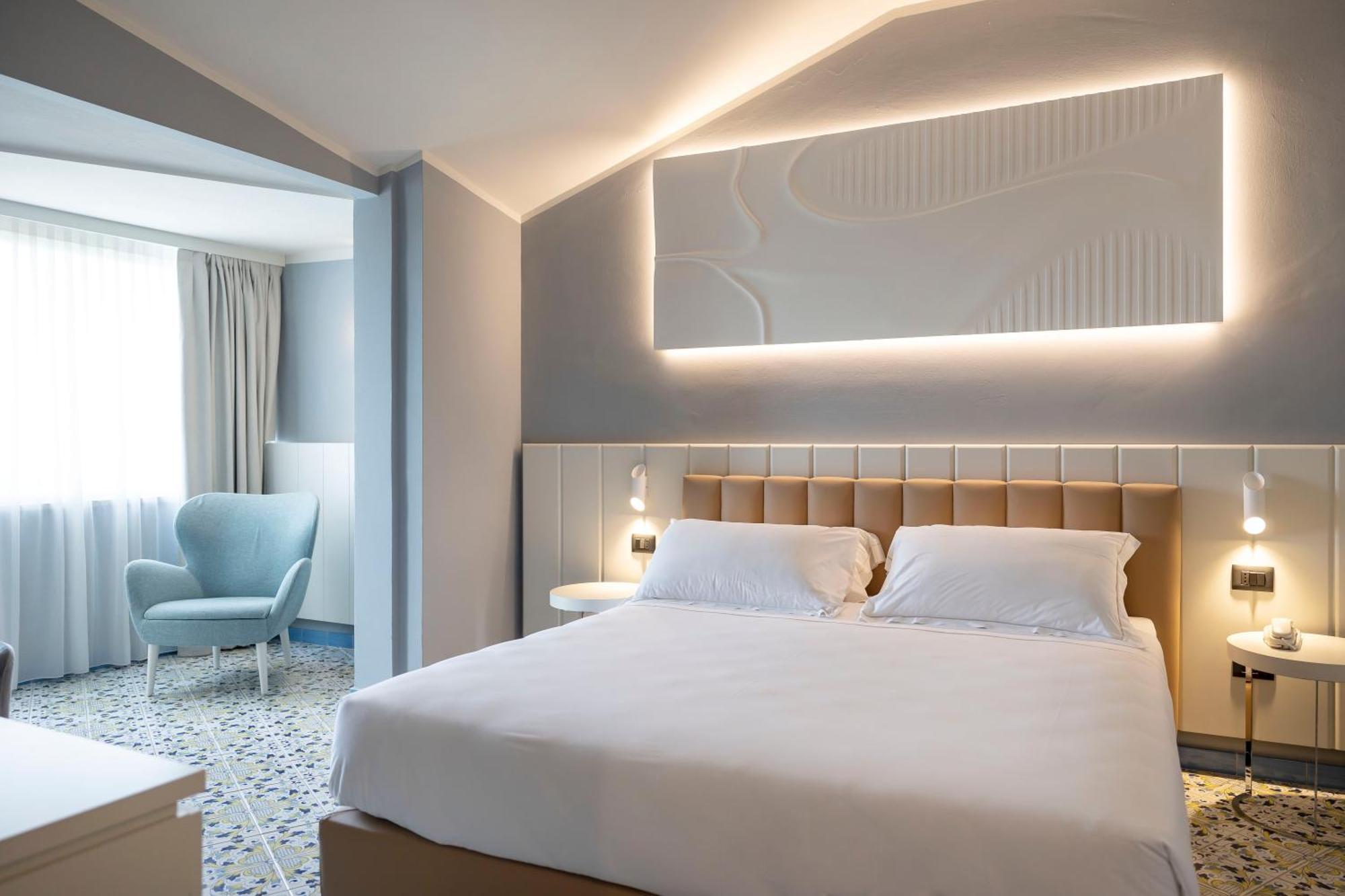 Deluxe Double or Twin Room with Sea View,1672567695:JPEG