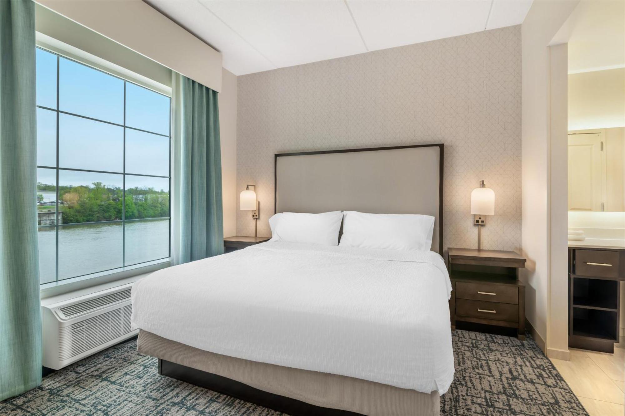 One-Bedroom king Suite with River View - Non-Smoking