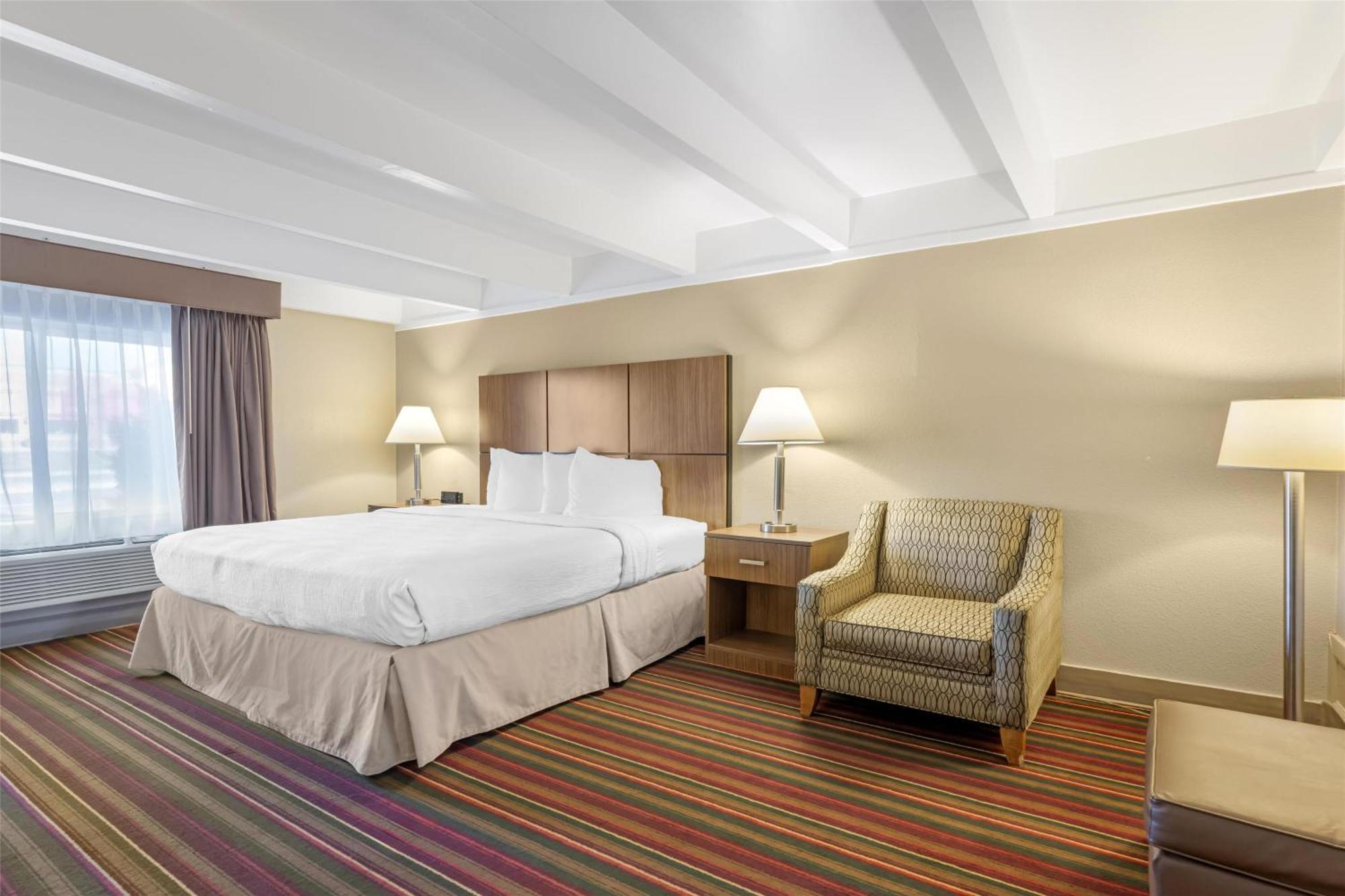 King Room with Roll-In Shower - Mobility Access/Communication Assistance,1687481209:JPEG