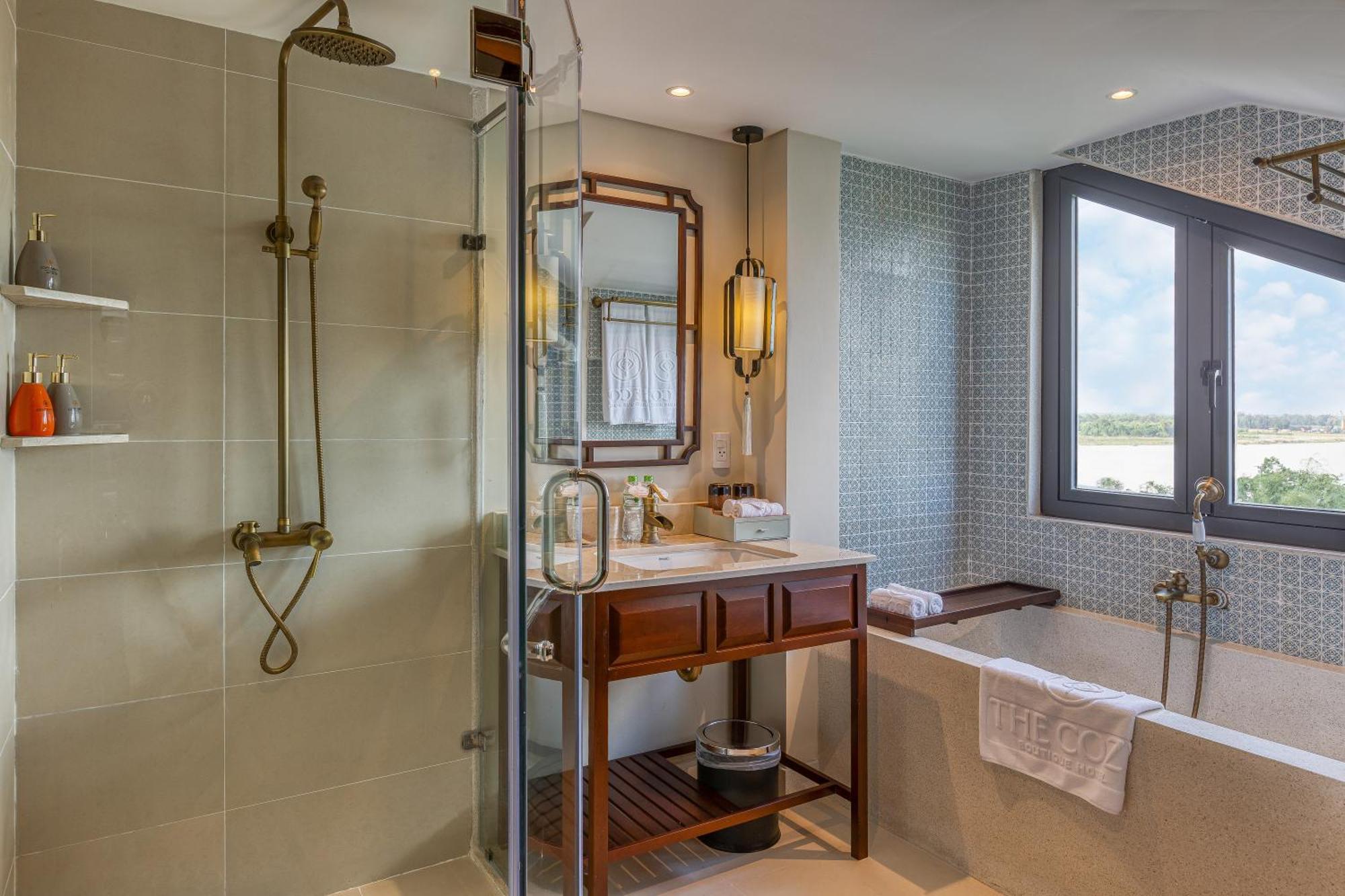 Savvy King or Twin Suite Bathtub Balcony Riverside View