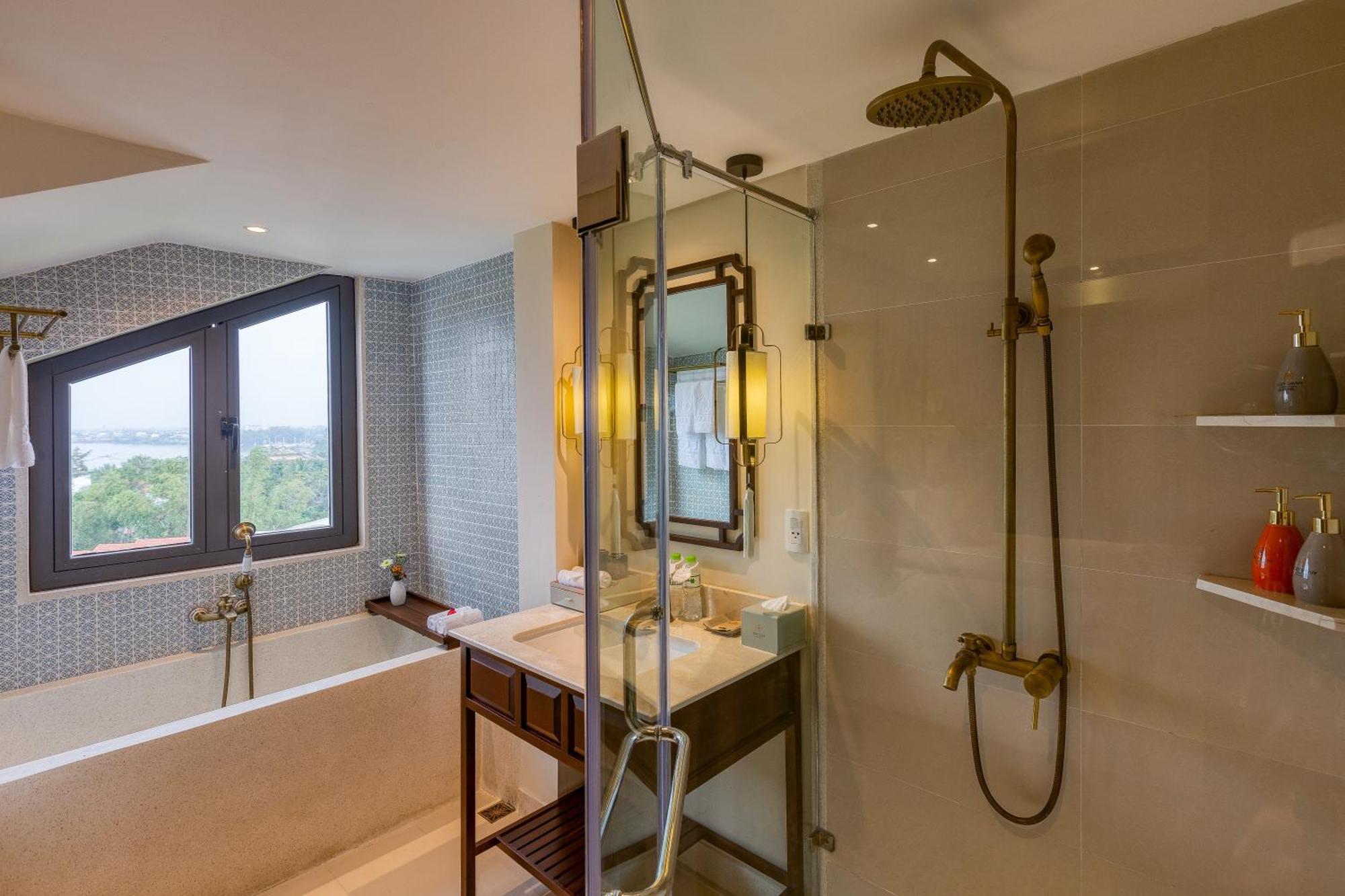 Savvy King or Twin Suite Bathtub Balcony Riverside View