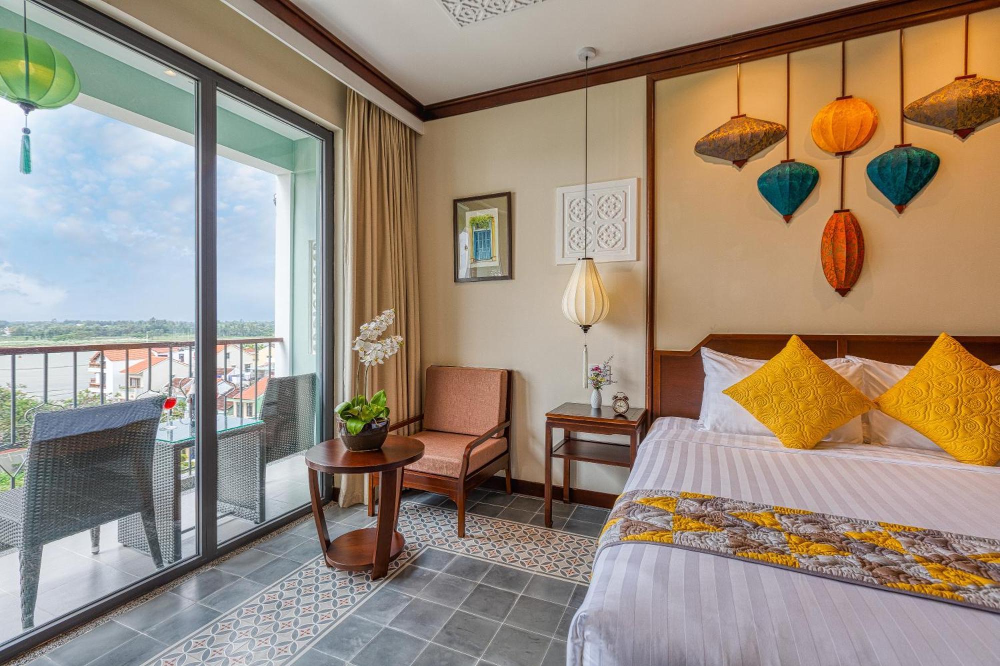 Savvy King or Twin Suite Bathtub Balcony Riverside View