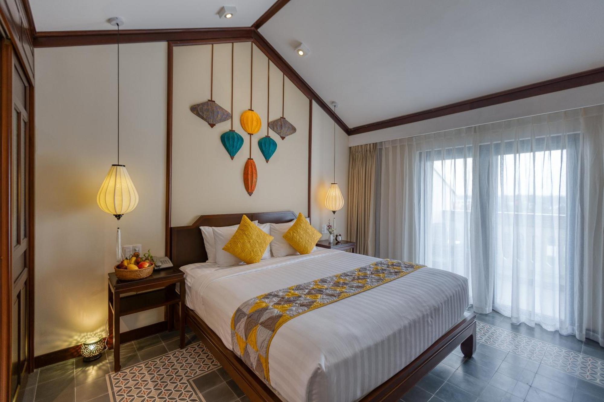 Savvy King or Twin Suite Bathtub Balcony Riverside View