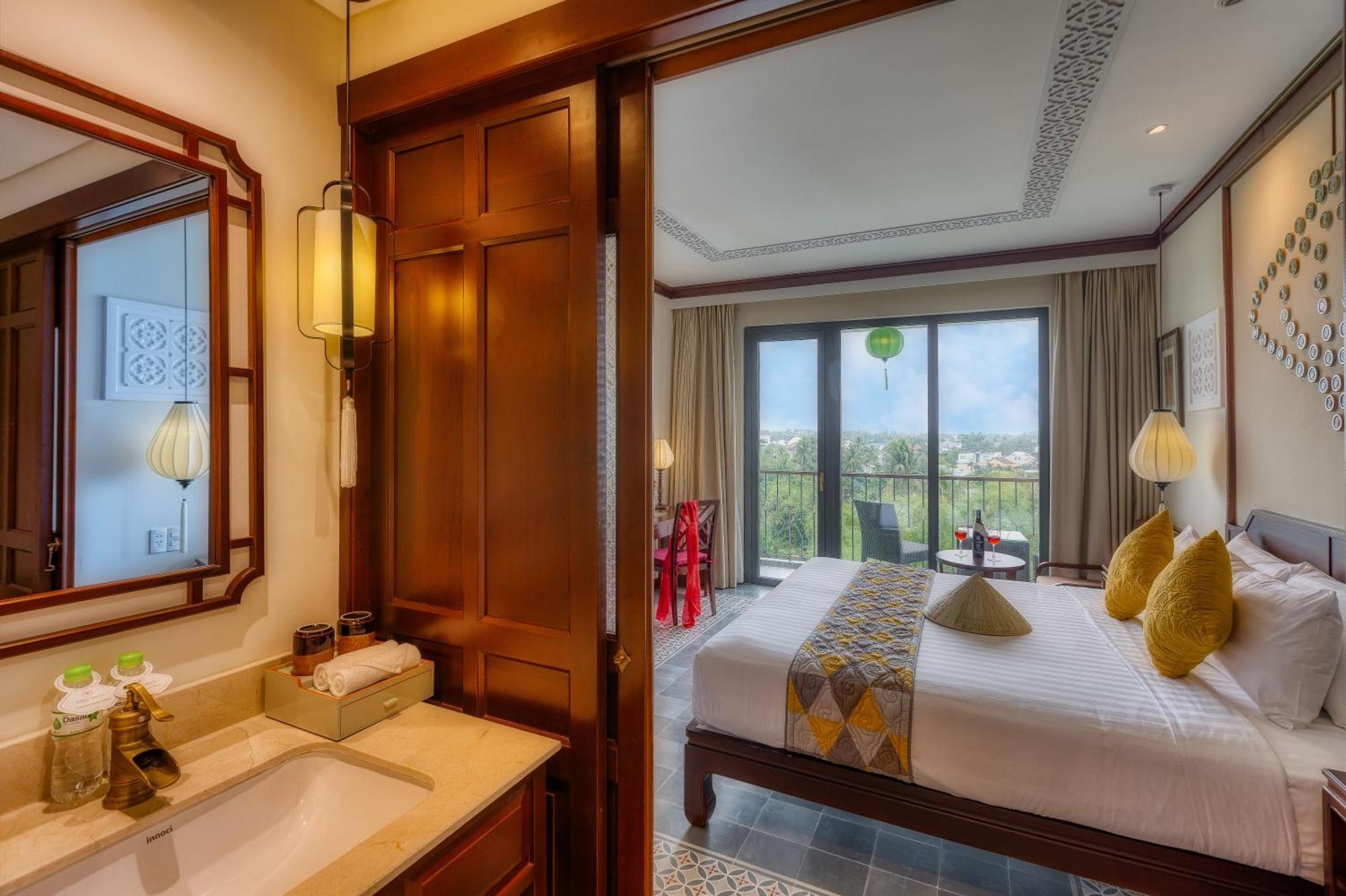 Junior Queen or Twin Suite Bathtub Balcony Tranquil Meadow View