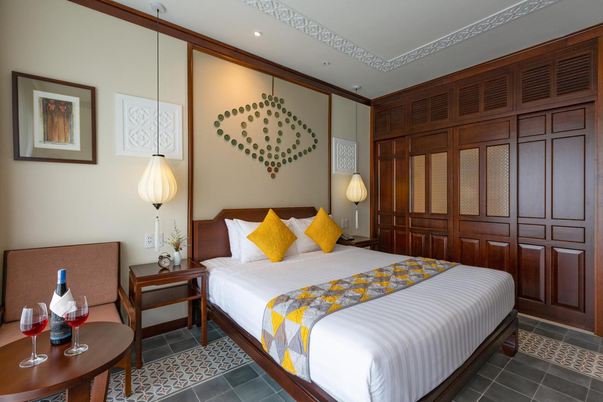 Deluxe Double or Twin Room Bathtub Balcony Courtyard View