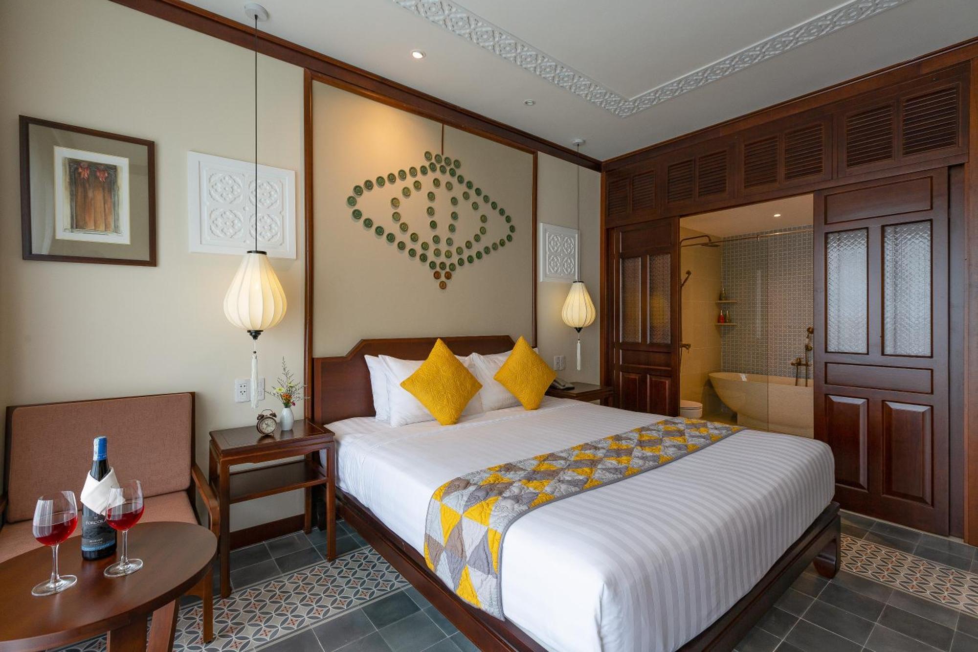 Deluxe Double or Twin Room Bathtub Balcony Courtyard View