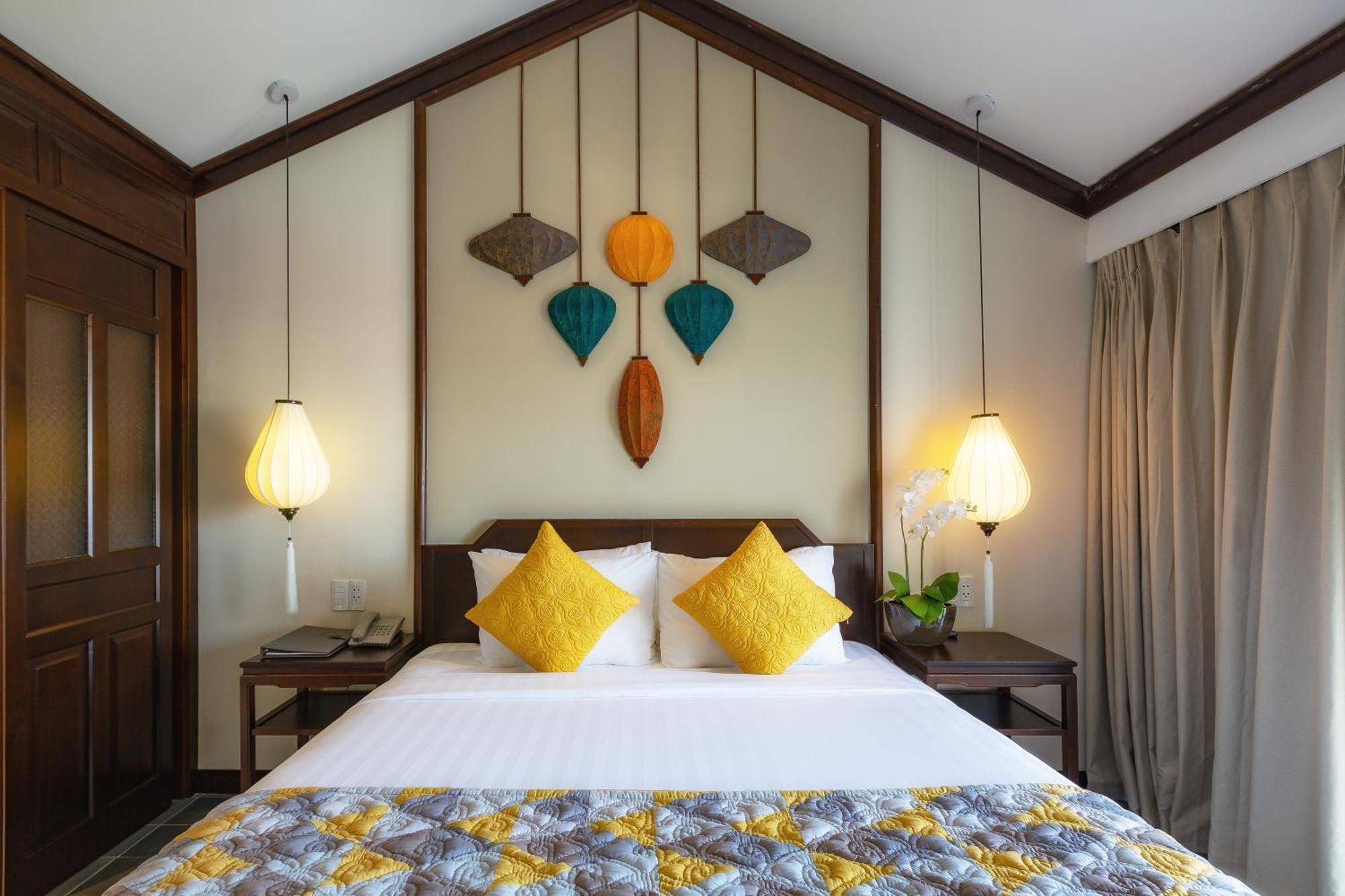 Deluxe Double or Twin Room Bathtub Balcony Courtyard View