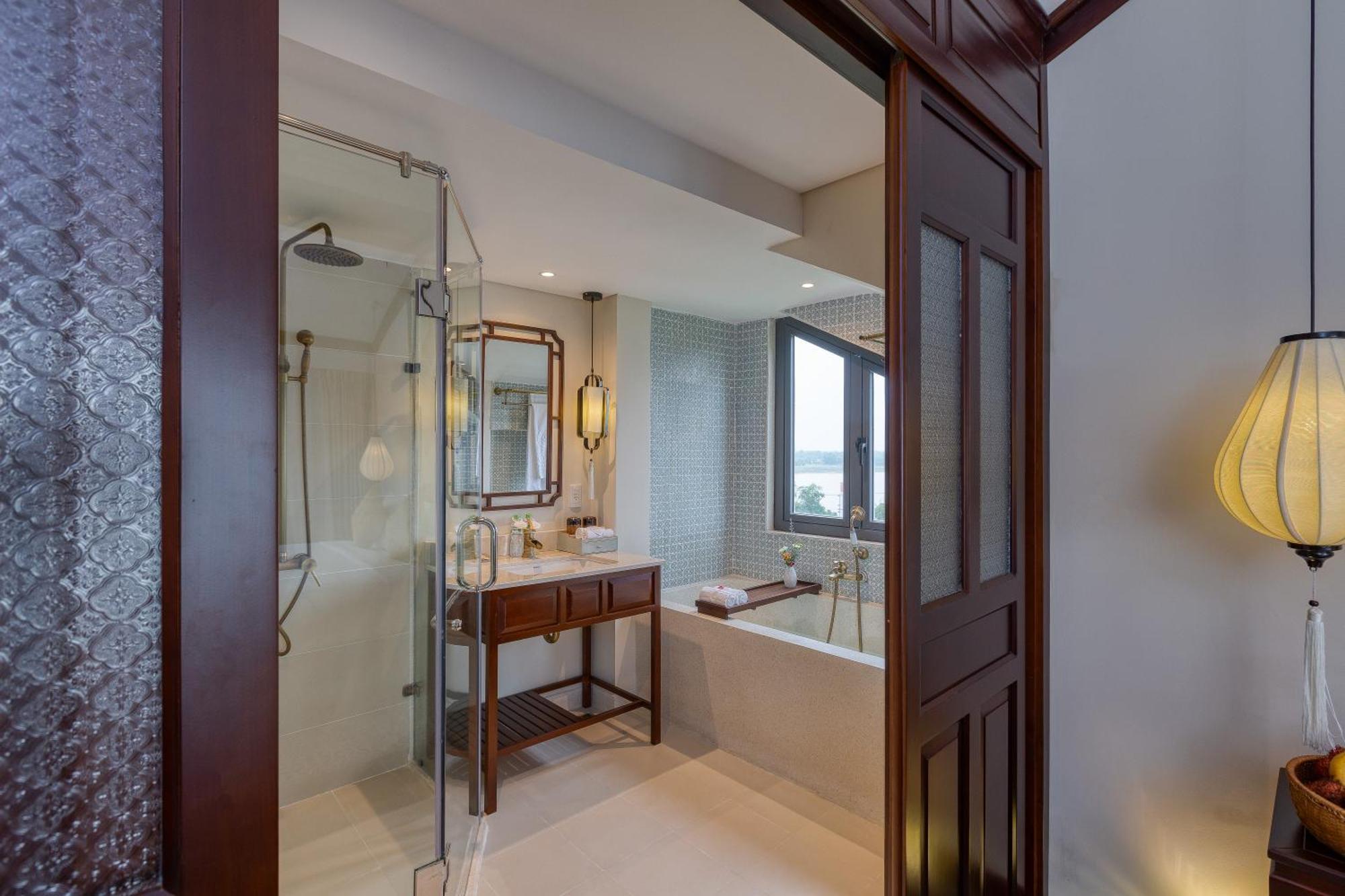 Deluxe Double or Twin Room Bathtub Balcony Courtyard View