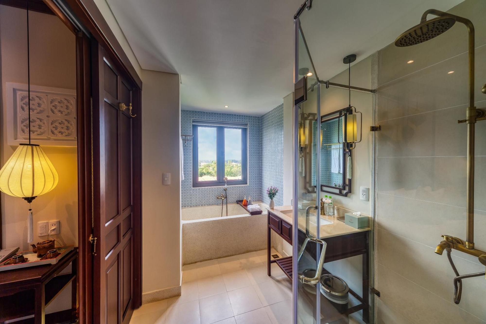 Savvy King or Twin Suite Bathtub Balcony Riverside View