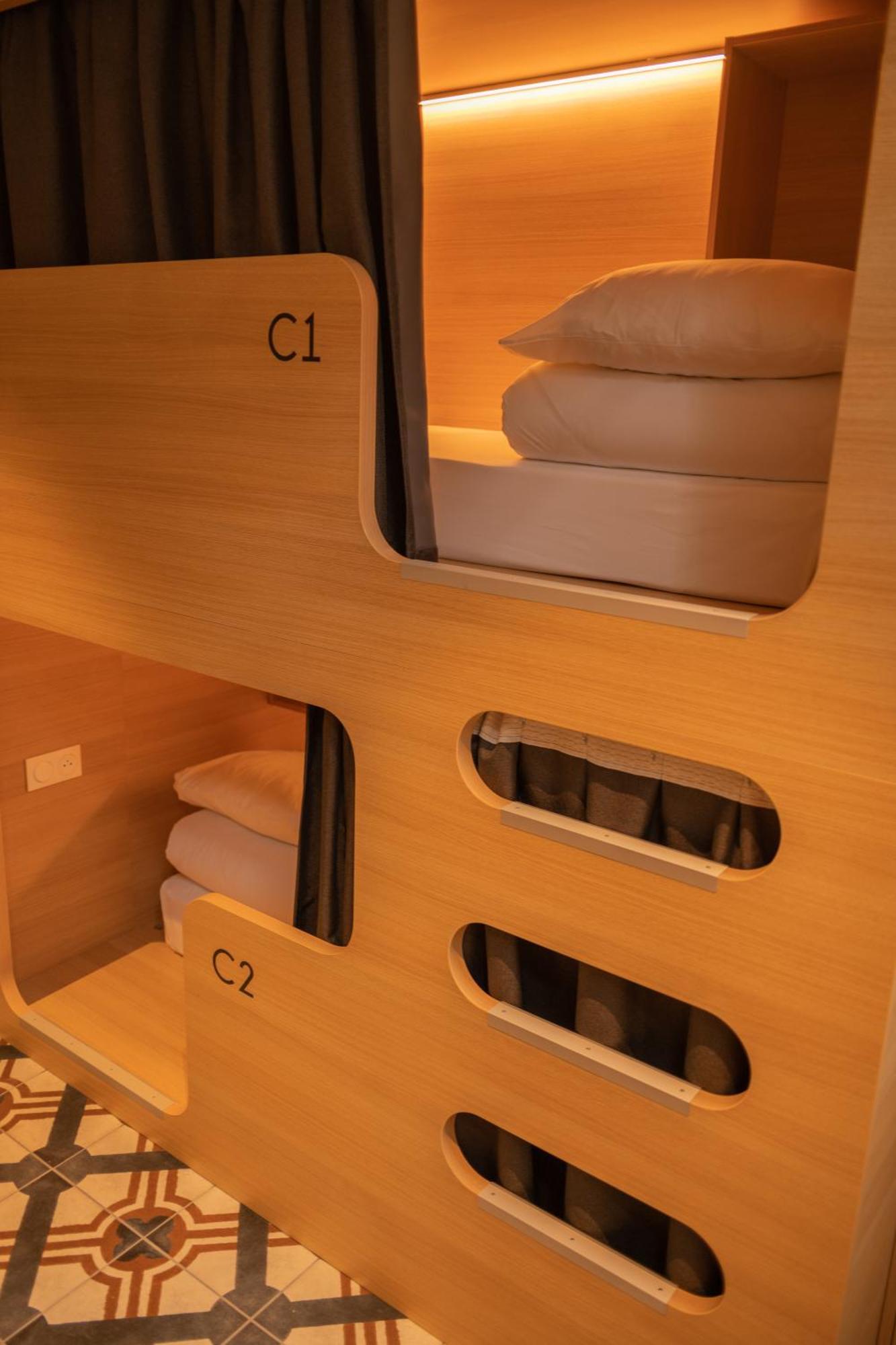 Bed 18-Bed Mixed Dormitory Room