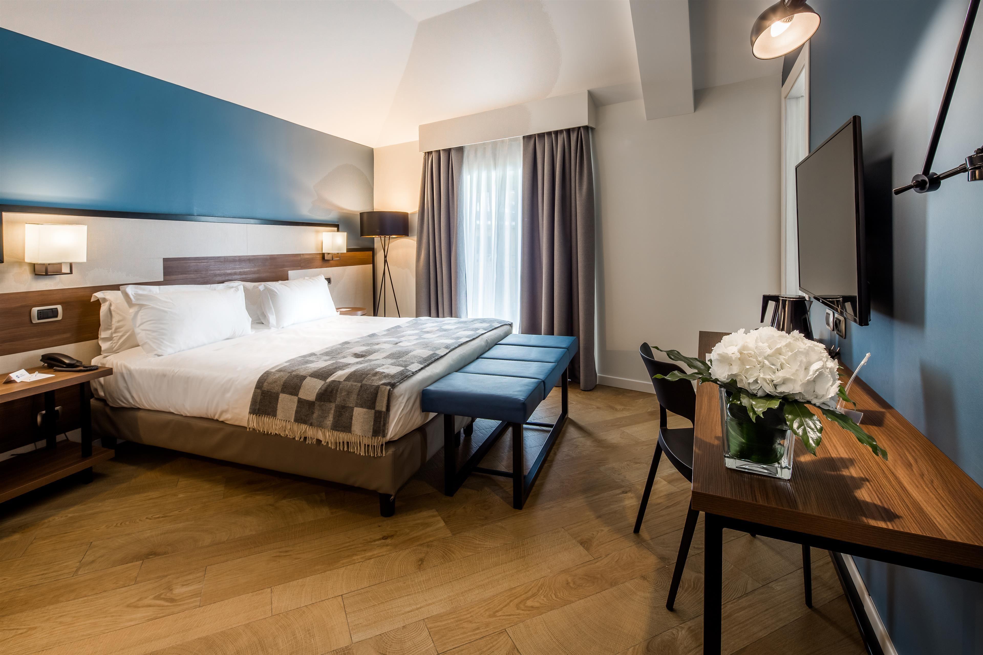 Family Room One King One Single Bed City View Non-Smoking