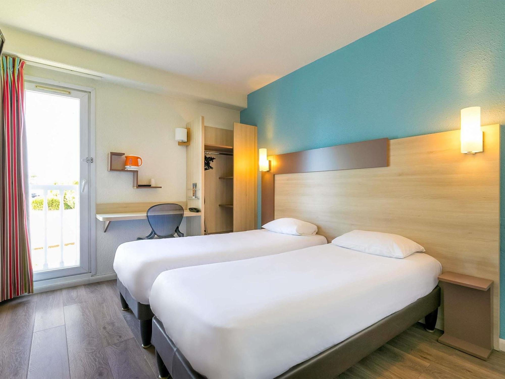 POP Room Two Single Beds