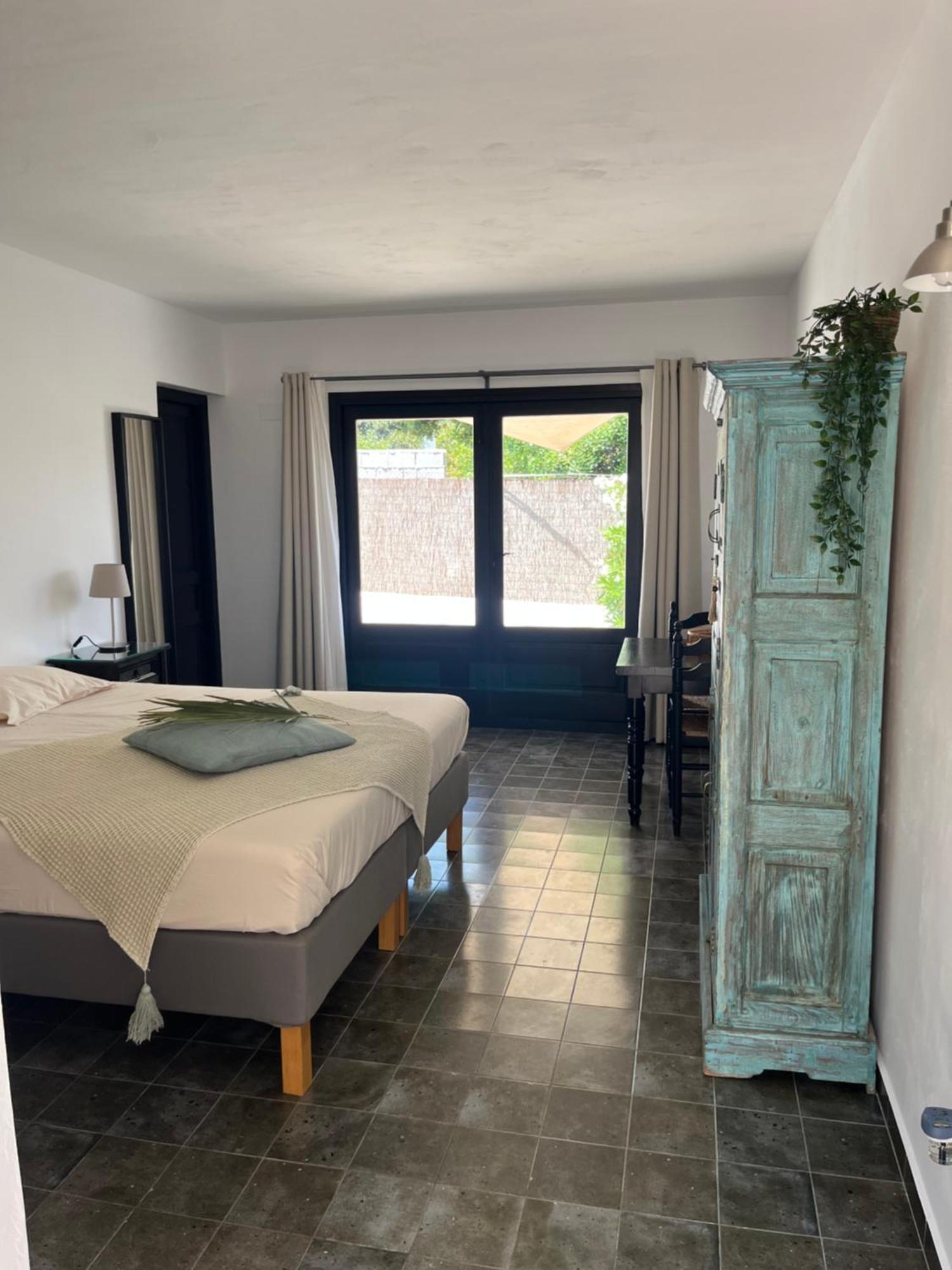 Tweepersoonskamer met 2 Aparte Bedden en Eigen Badkamer