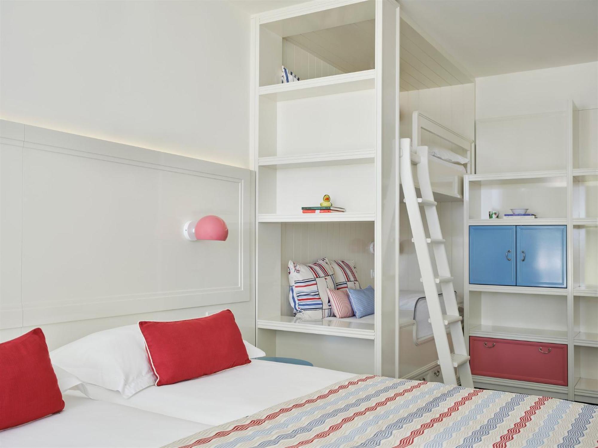 Special Offer - Family Room with Balcony and Park View - Labour Day
