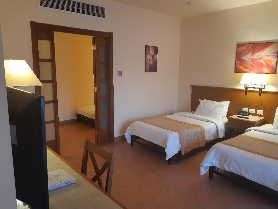 Chambre Familiale (2 Adultes + 1 Enfant) - Vue sur Jardin