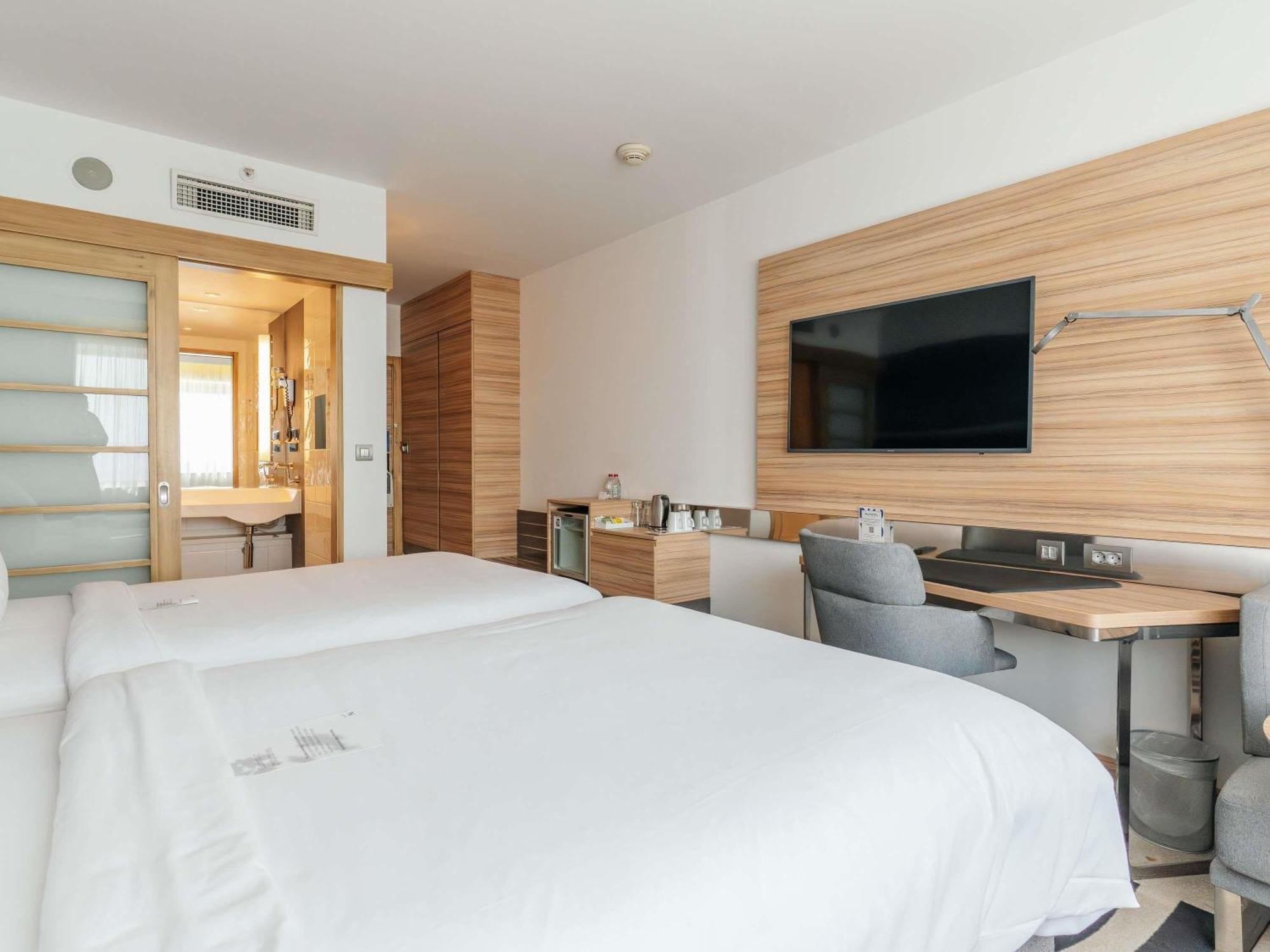 Superior Room Twin beds Partial Sea View