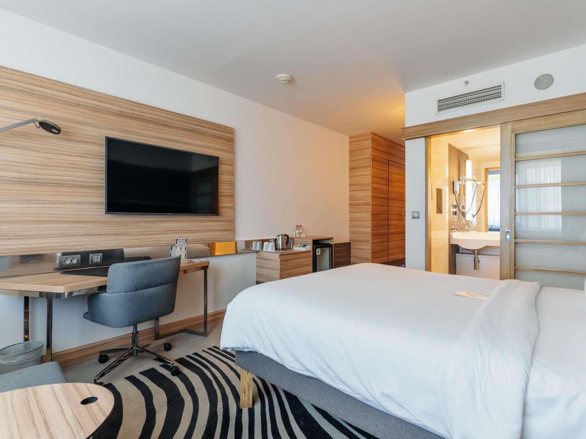 Superior Room Queen Size Bed Partial Sea View
