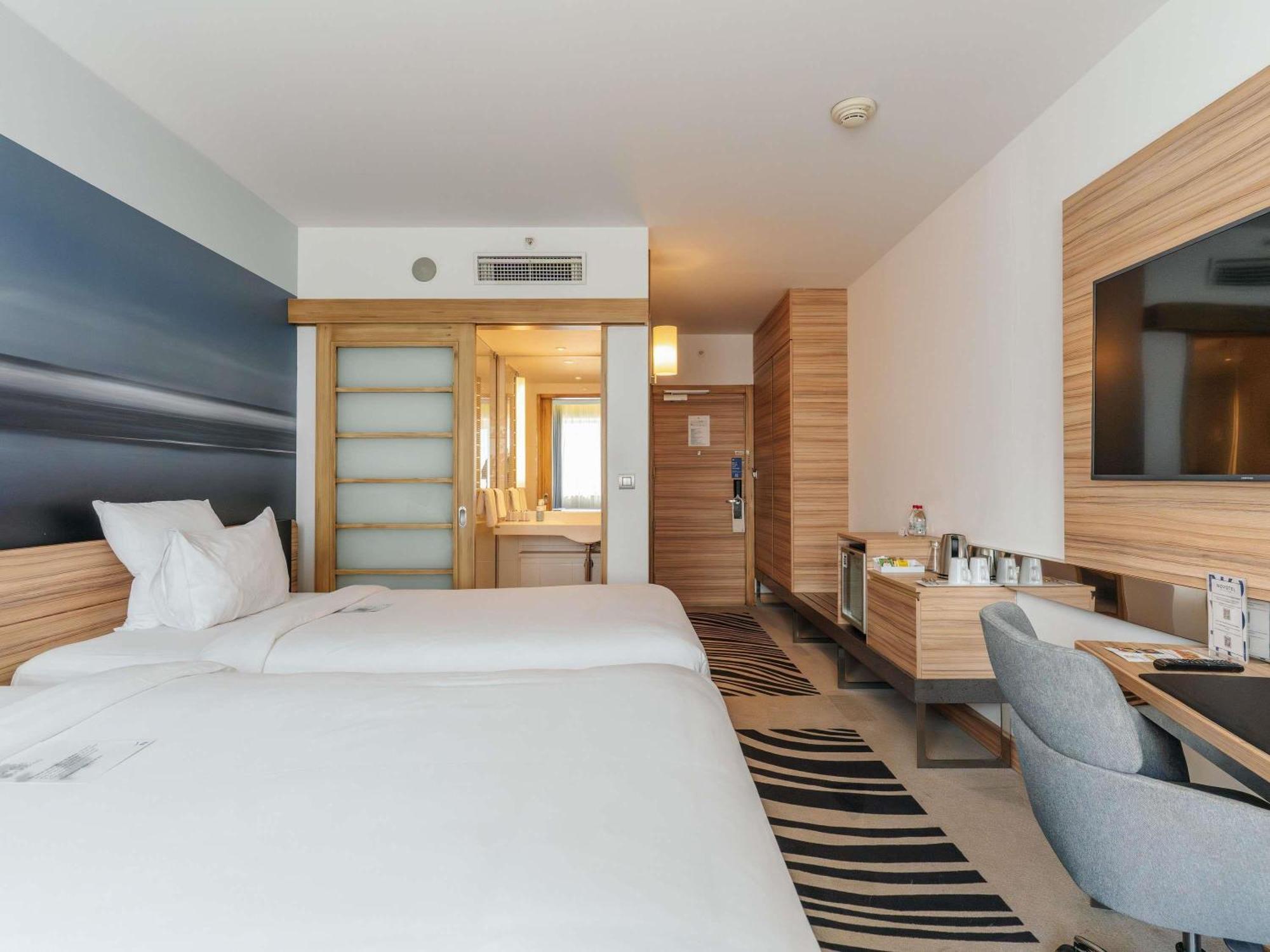 Superior Room Twin beds Partial Sea View
