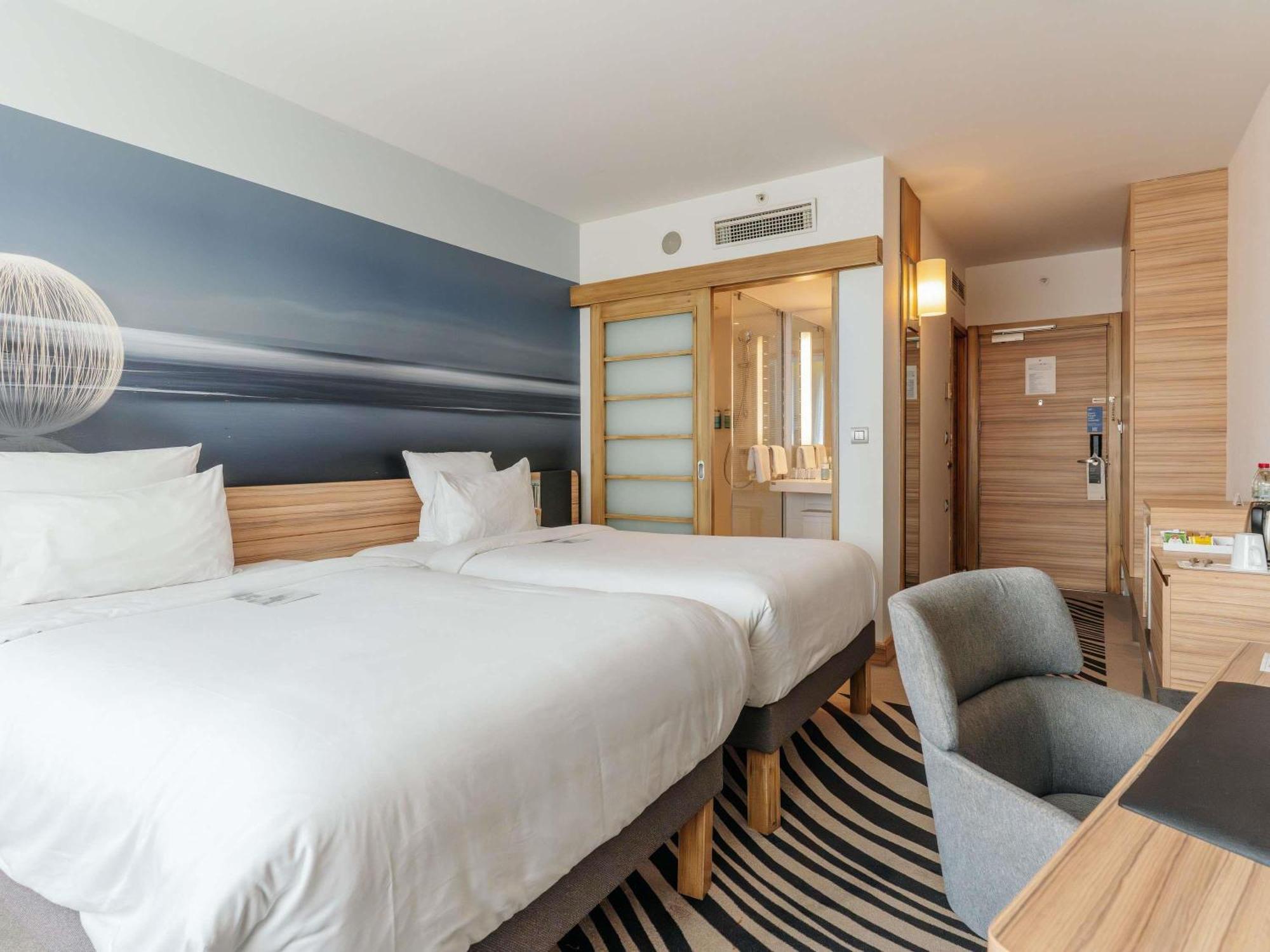 Superior Room Twin beds Partial Sea View