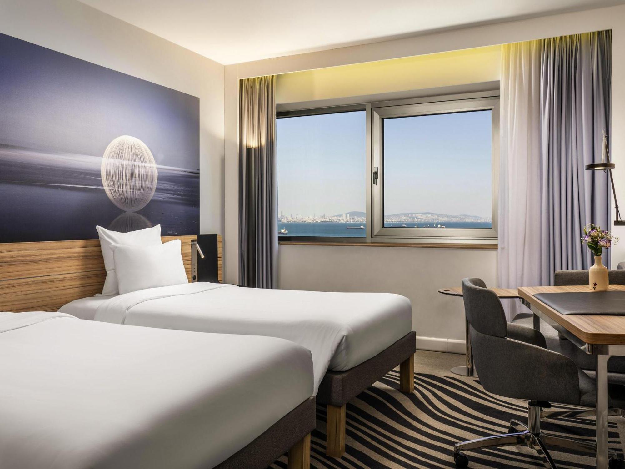 Superior Room Twin beds Partial Sea View