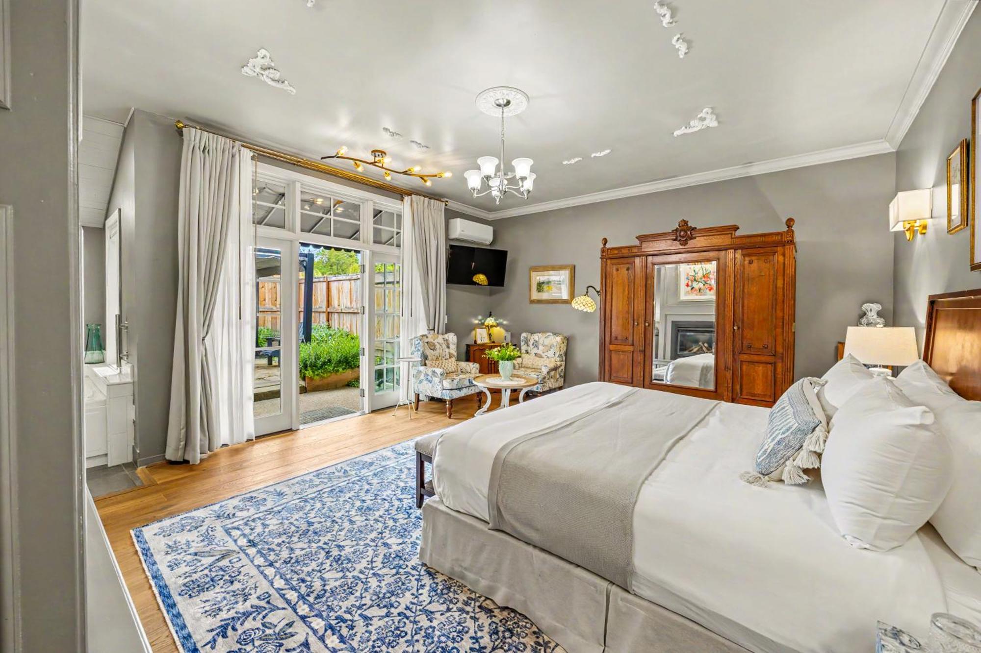 Deluxe Suite with Spa Bath
