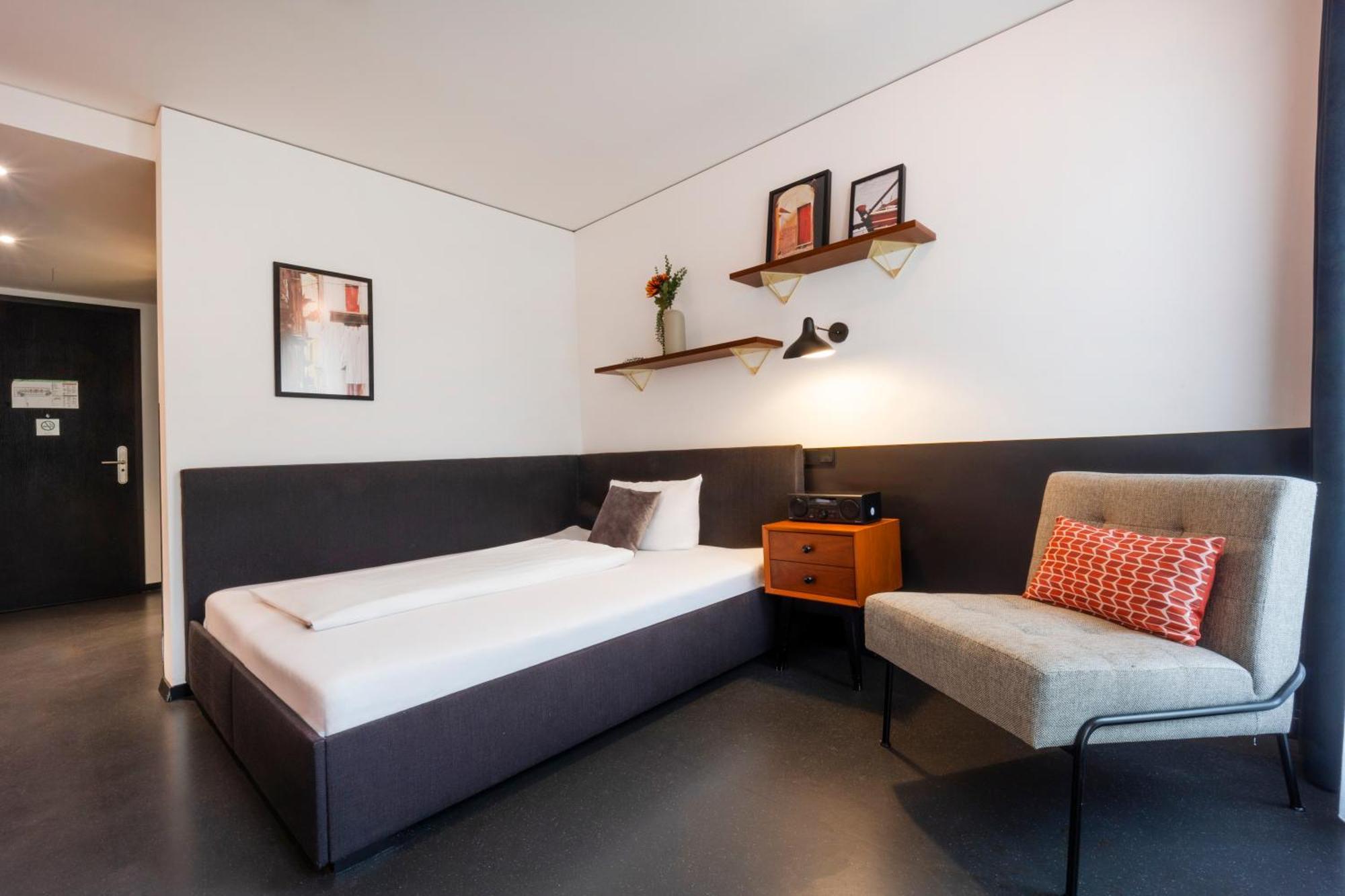 Apartment M King bed