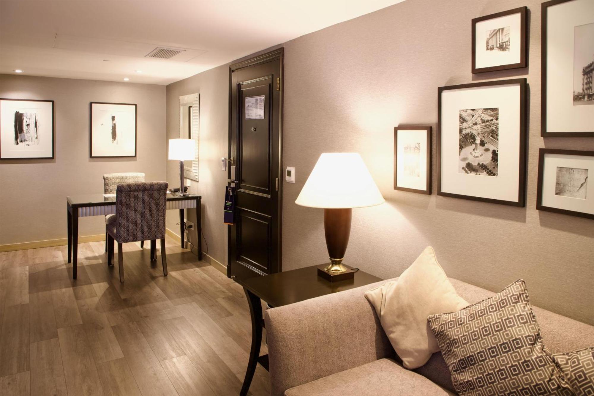 Junior King Suite Seating Area