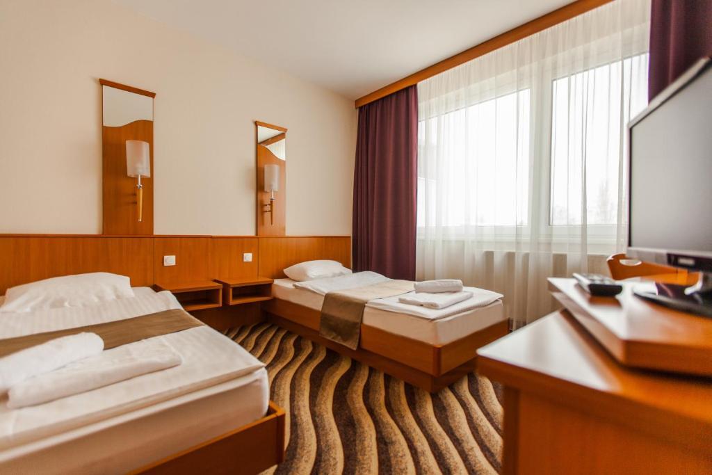 Zweibettzimmer mit Balkon