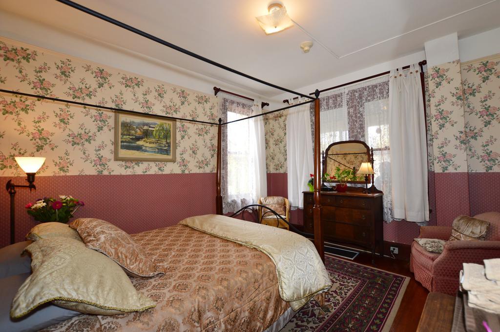 Queen Room with Shared Bathroom,1388092472:JPEG