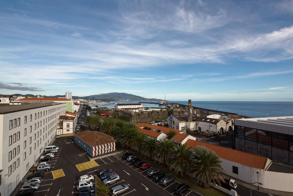 Quarto Twin com Vista Cidade e Mar