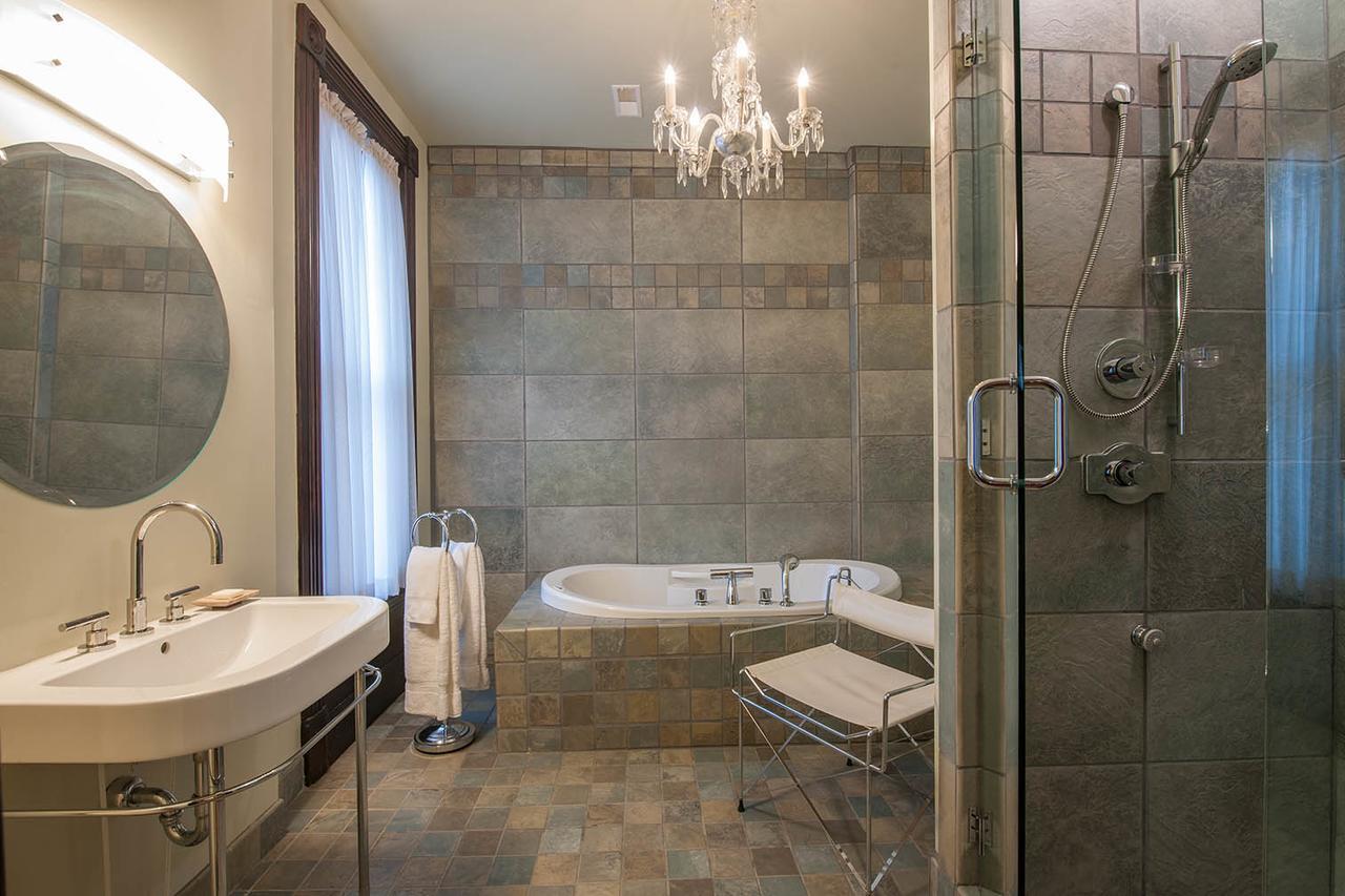 Deluxe Queen Suite