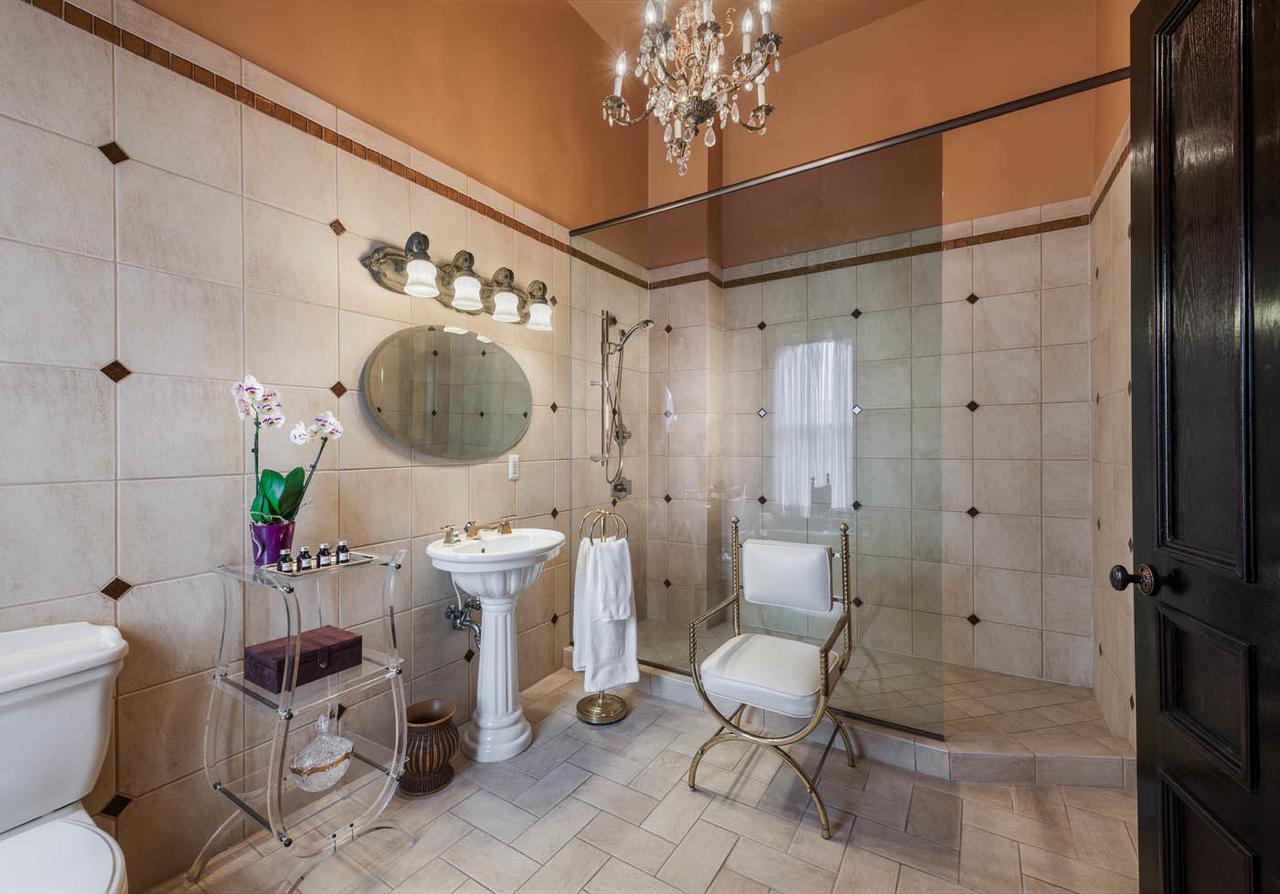 Deluxe Suite,517811754:JPEG